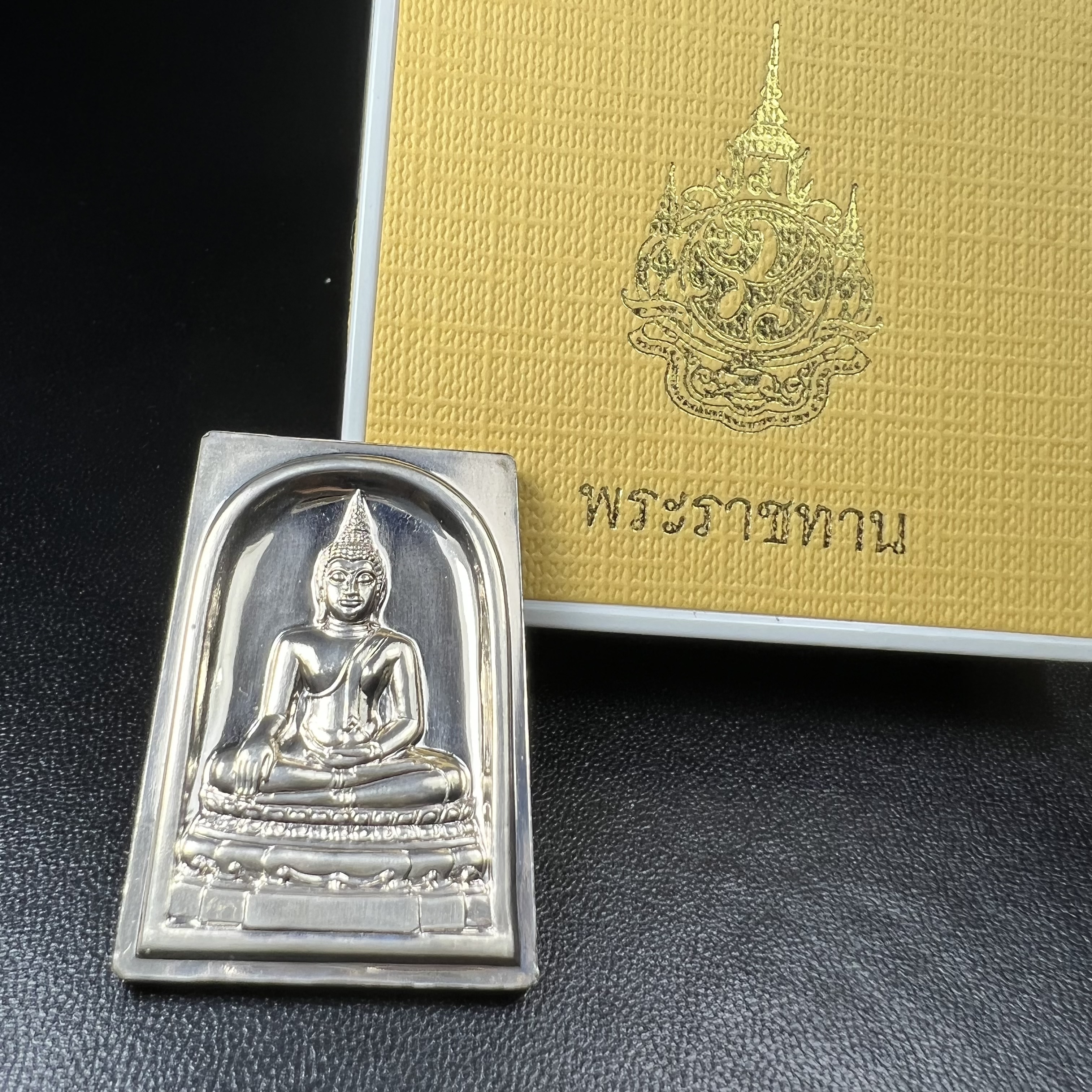 พระพุทธชินสีห์ หลังตรา ปรมาภิไธยย่อ ภปร. ในวโรกาสเฉลิมพระชมพรรษาในหลวงรัชกาลที่9 ครบ 7 รอบ และ ที่ระลึกสมโภชวัดบวรนิเวศวิหารครบ 175 ปี พ.ศ.2554 เหรียญเนื้อเงิน พิมพ์ใหญ่ ขนาดสูง 3.8 ซม. พร้อมกล่องบรรจุเดิมพระราชทาน(1 ใน 1585 เหรียญ)หายาก