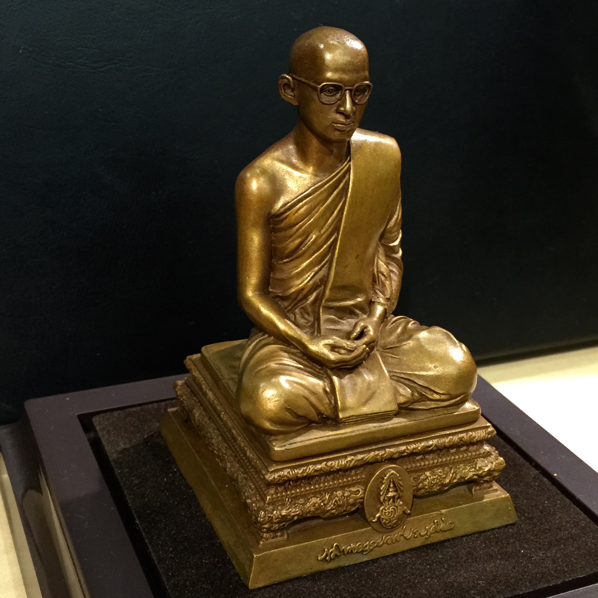 พระบรมรูปพระบาทสมเด็จพระเจ้าอยู่หัวทรงผนวช กำลังแผ่นดิน ปี2554