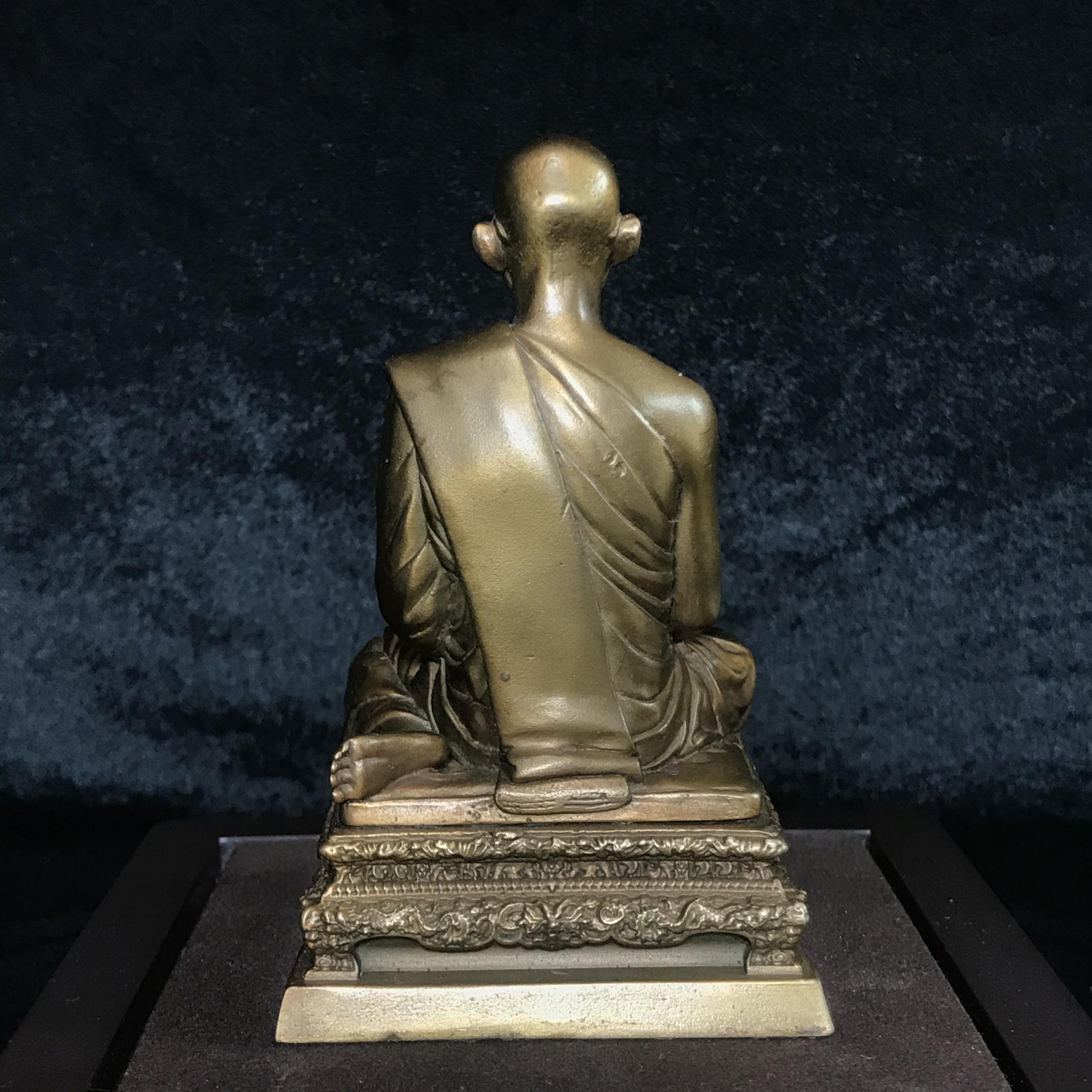พระบรมรูปพระบาทสมเด็จพระเจ้าอยู่หัวรัชกาลที่9 ทรงผนวช(หน้าตัก2นิ้ว) เนื่องในโอกาสมหามงคลเฉลิมพระชนมพรรษา 7 รอบ 84 พรรษา 5 ธันวาคม 2554 (ใต้ฐานบรรจุผงจิตรลดามหามงคล และเส้นพระเจ้า ร.9)(คัดสภาพสวย แบบนิยม พร้อมครอบเดิม)(หายาก)