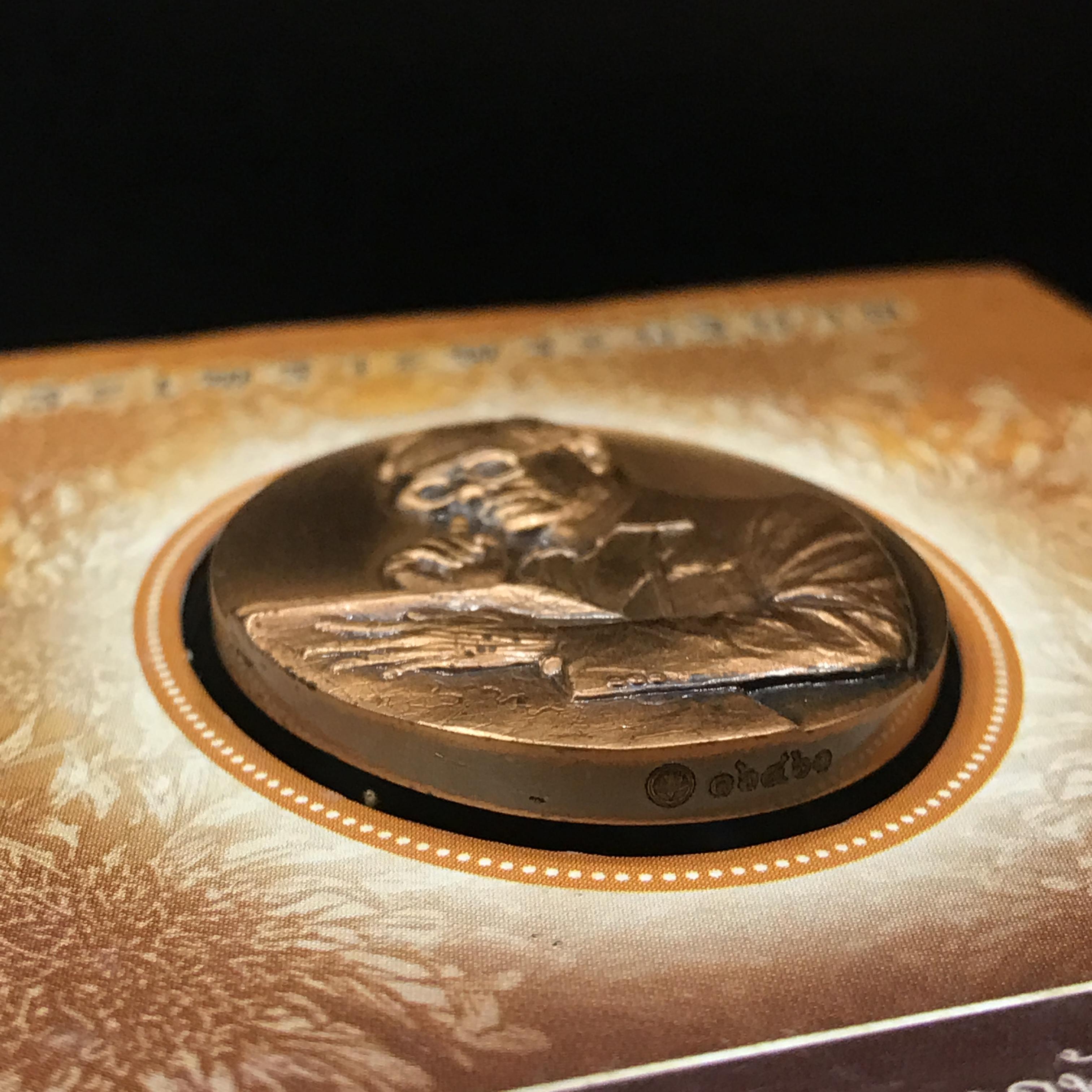 เหรียญรูปหล่อพระบาทสมเด็จพระเจ้าอยู่หัว ในหลวงทรงงาน รุ่นเย็นศิระเพราะพระบริบาล ตราสัญญาลักษณ์ 80 พรรษา พ.ศ.2550 เนื้อทองแดงรมดำ+เนื้อเงินรมดำ(สภาพสวยกล่องบรรจุเดิมครบ)