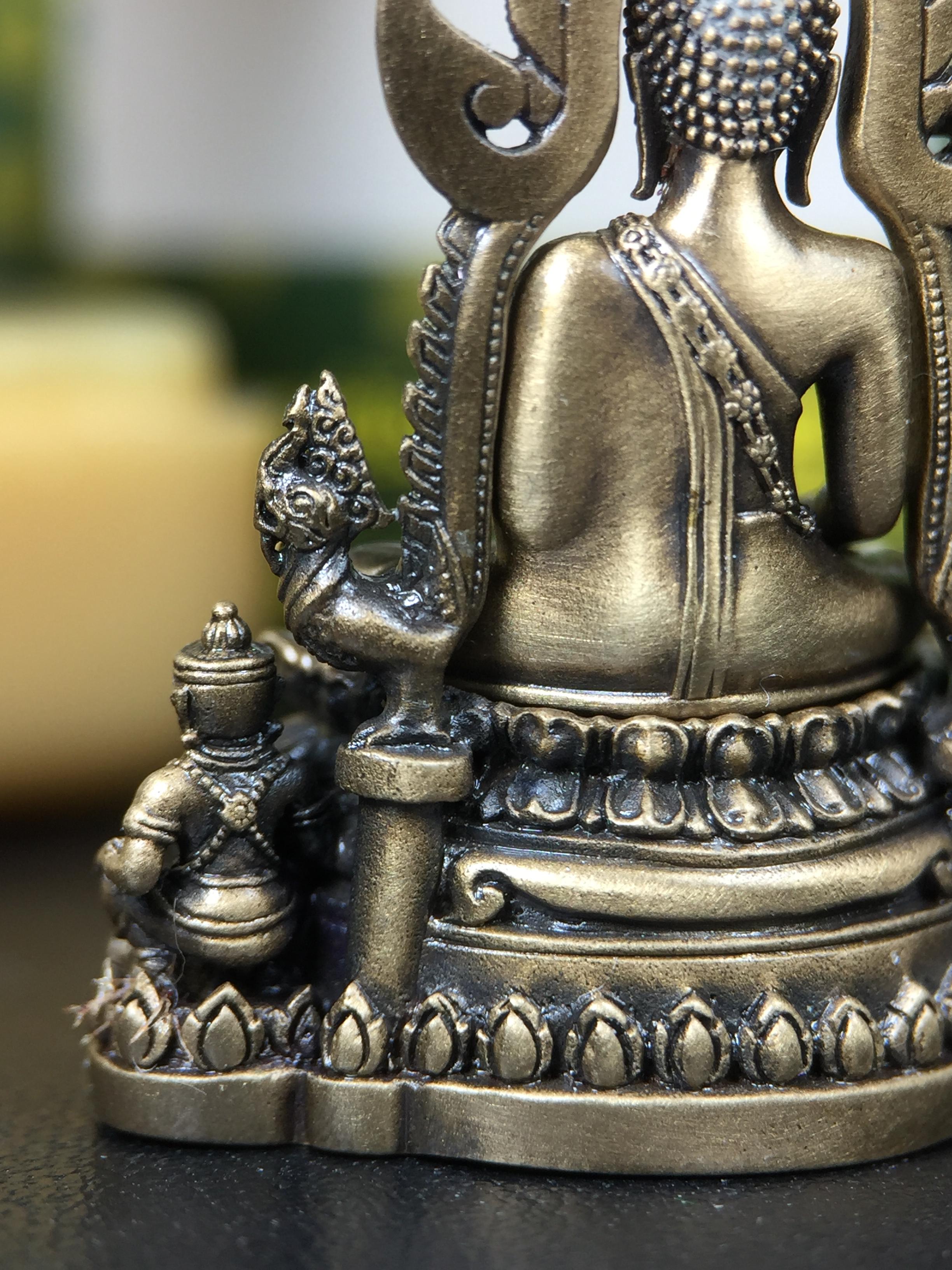 พระพุทธชินราช(จำลอง) ภปร. 84 พรรษา ปี 2554 เนื้อบรอนซ์รมดำซาติน พิมพ์กลางขนาดหน้าตัก 1/2 นิ้ว(พระราชทานมวลสาร จิตรลดาและเส้นพระเจ้า(เส้นผม)รัชกาลที่9)พุทธศิลป์ทรงคุณค่าอีกหนึ่งรุ่นยอดนิยม