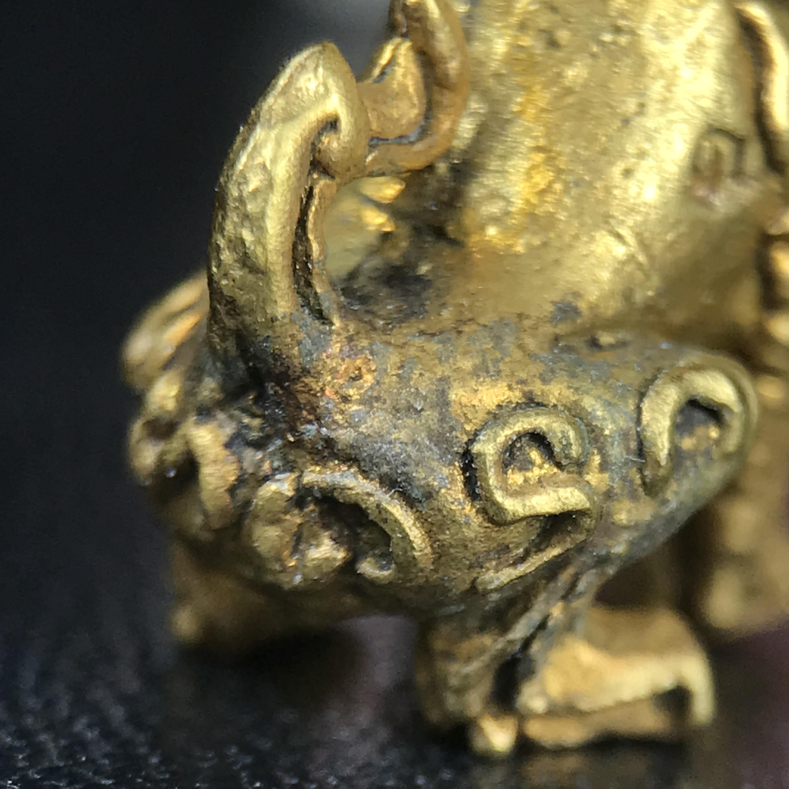 สิงห์เจ้าพ่อดำ วัดบุพพาราม จ.เชียงใหม่ ปี 2518 เนื้อกะไหล่ทอง(ตอก 2 โค๊ต)หายาก(สภาพผิวเดิมสวยเดิมกล่องครบ) สิงห์รุ่นนี้มีพิธีดีมีเกจิอาจารย์ที่ร่วมปลุกเสกมากมาย****เครื่องราง ที่พระบาทสมเด็จพระเจ้าอยุ่รัชกาลที่ ๙ ทรงเสด็จฯประกอบพิธีด้วยพระองค์เอง