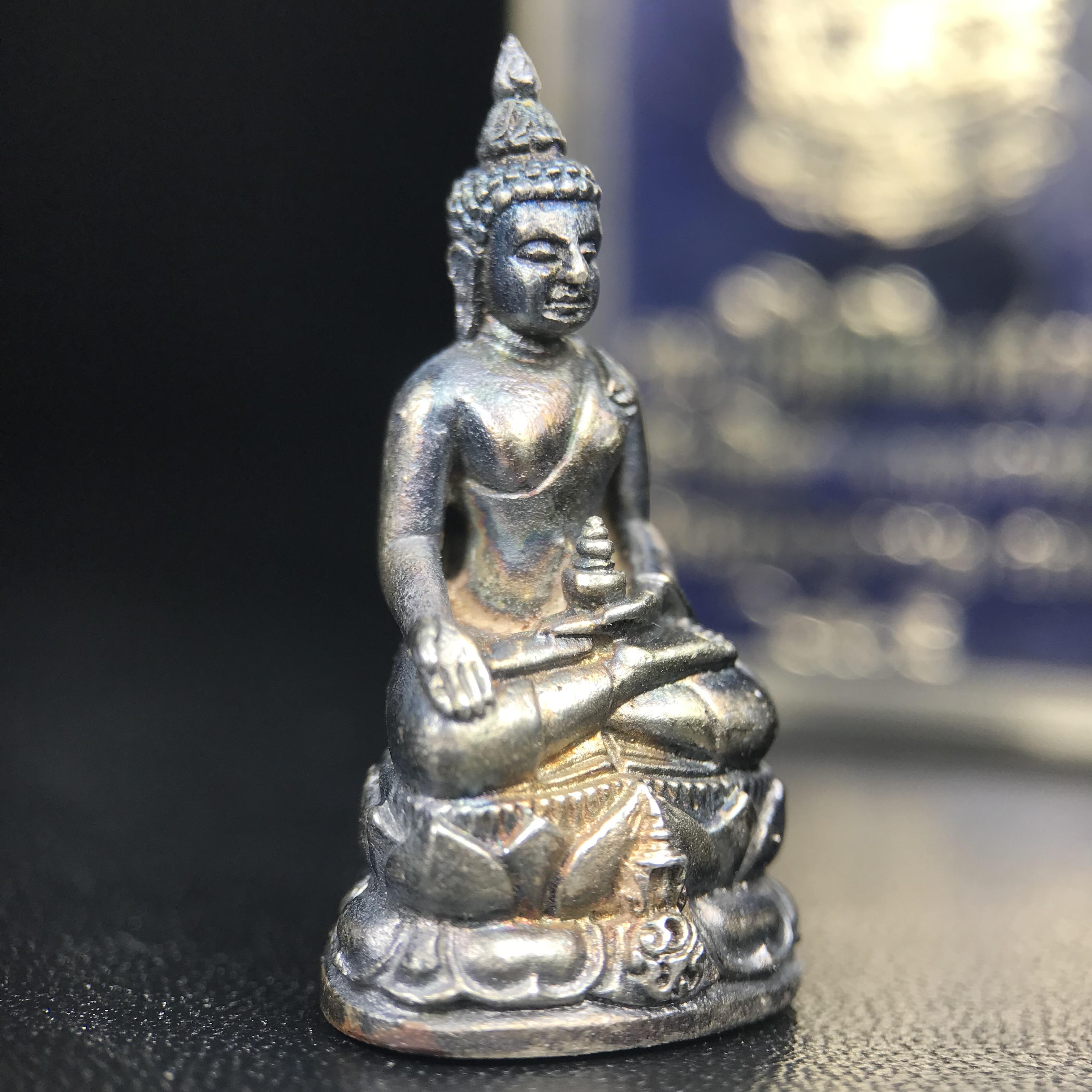 พระกริ่งไพรีพินาศ ภปร. รุ่นแรกของประเทศไทย วัดปทุมวนาราม ปี 2535 เนื้อเงิน(ผิวเดิม ผิวขึ้นรุ้งทั่วองค์ สวย งดงาม)(เข้มขลังทรงอานุภาพยิ่งใหญ่ กำราบศัตรูพ่ายสิ้น) ขนาดสูง 3 ซม. พร้อมกล่องบรรจุเดิมครบสมบูรณ์ (ในหลวงรัชกาลที่9เสด็จเททอง)(1ใน3000องค์)นิยมหายาก