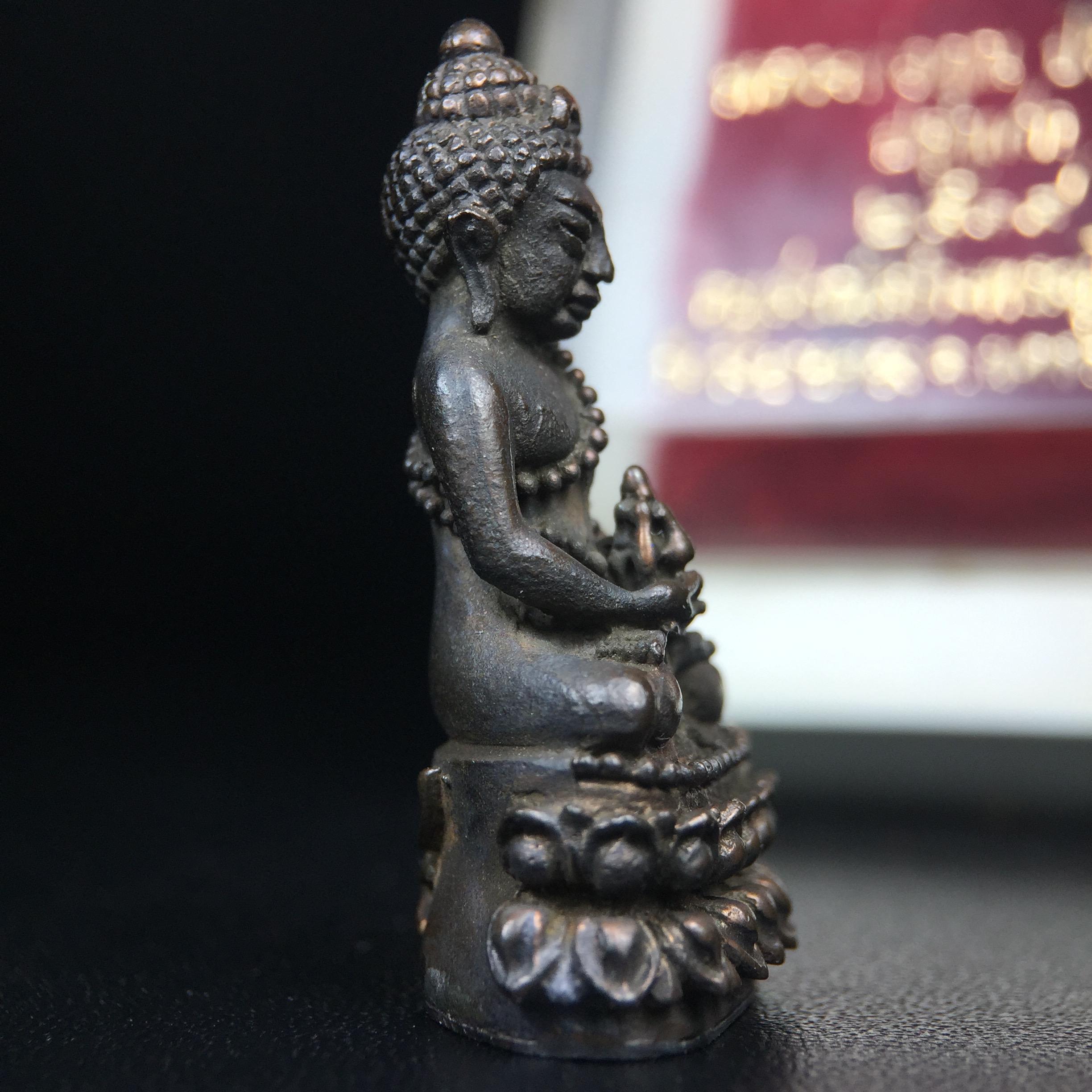 พระกริ่งญาณสังวร(พระกริ่ง ญส.)ปี 2519 เนื้อนวโลหะก้นเงิน สมเด็จพระญาณสังวรและหลวงพ่อคูณ ปริสุทโธ จับสายสูตรร่วมกันในพิธีเททอง ณ อุโบสถวัดบวรนิเวศวิหาร(พิธีใหญ่ เจตนาดี หลวงปู่โต๊ะร่วมปลุกเสก)(สภาพสวยเดิมนอนคากล่องบรรจุเดิมแบบนี้ไม่ควรพลาด)หายาก1ใน2999องค์