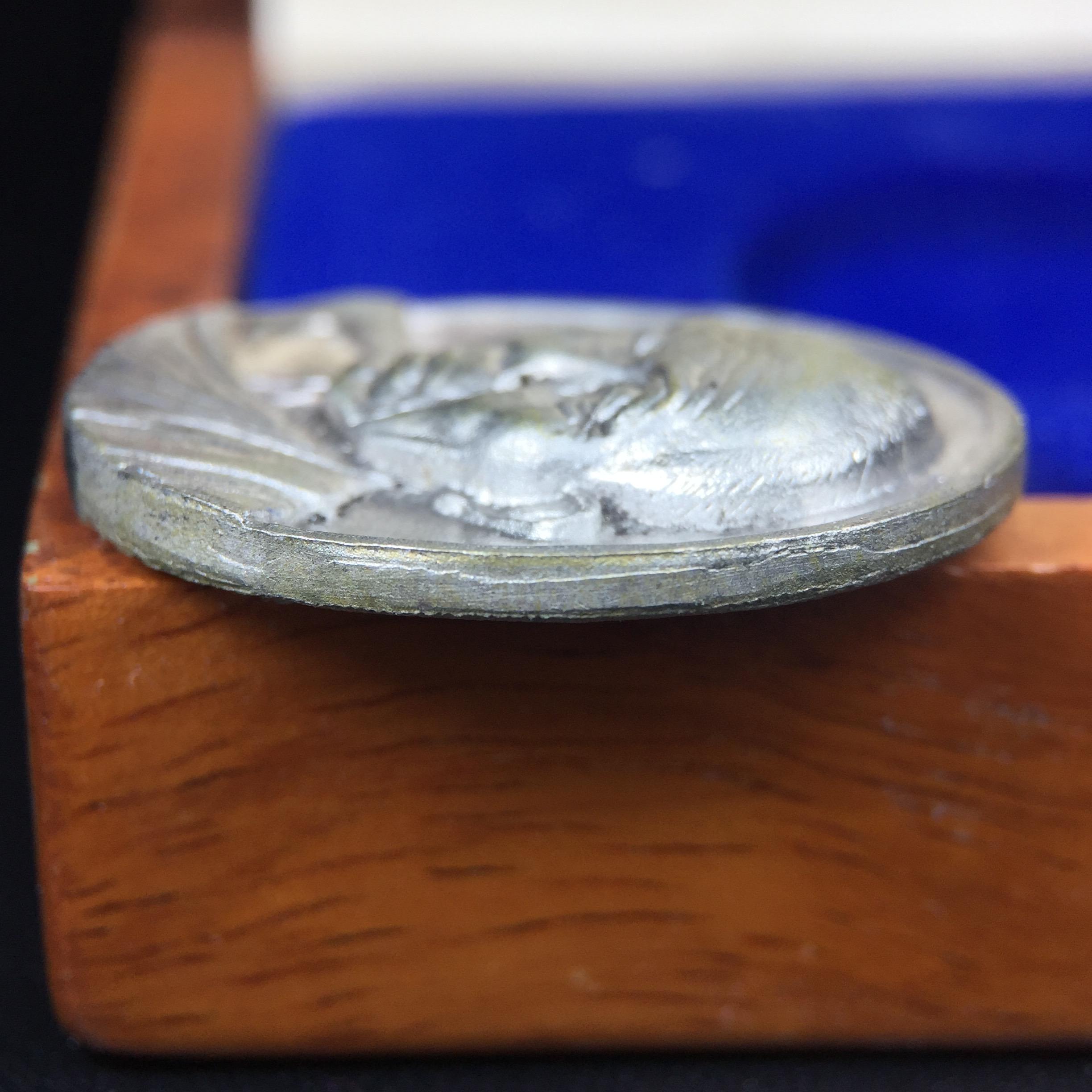 เหรียญรูปเหมือนพระญาณวิทยาคมเถร (หลวงพ่อคูณ ปริสุทโธ)ชุดกาญจนาภิเษกครองราชย์ครบ 50 ปี วัดบวรนิเวศวิหาร ปี 2538 เหรียญหล่อเนื้อนวโลหะ(พิเศษกรรมการมีรอยจาร ตอกโค๊ดหมายเลข ๑๗๘)(หายากพบเจอน้อยมาก)(พร้อมกล่องบรรจุเดิมลายไม้สีน้ำตาลมีตรากาญจนา) พิธีใหญ่