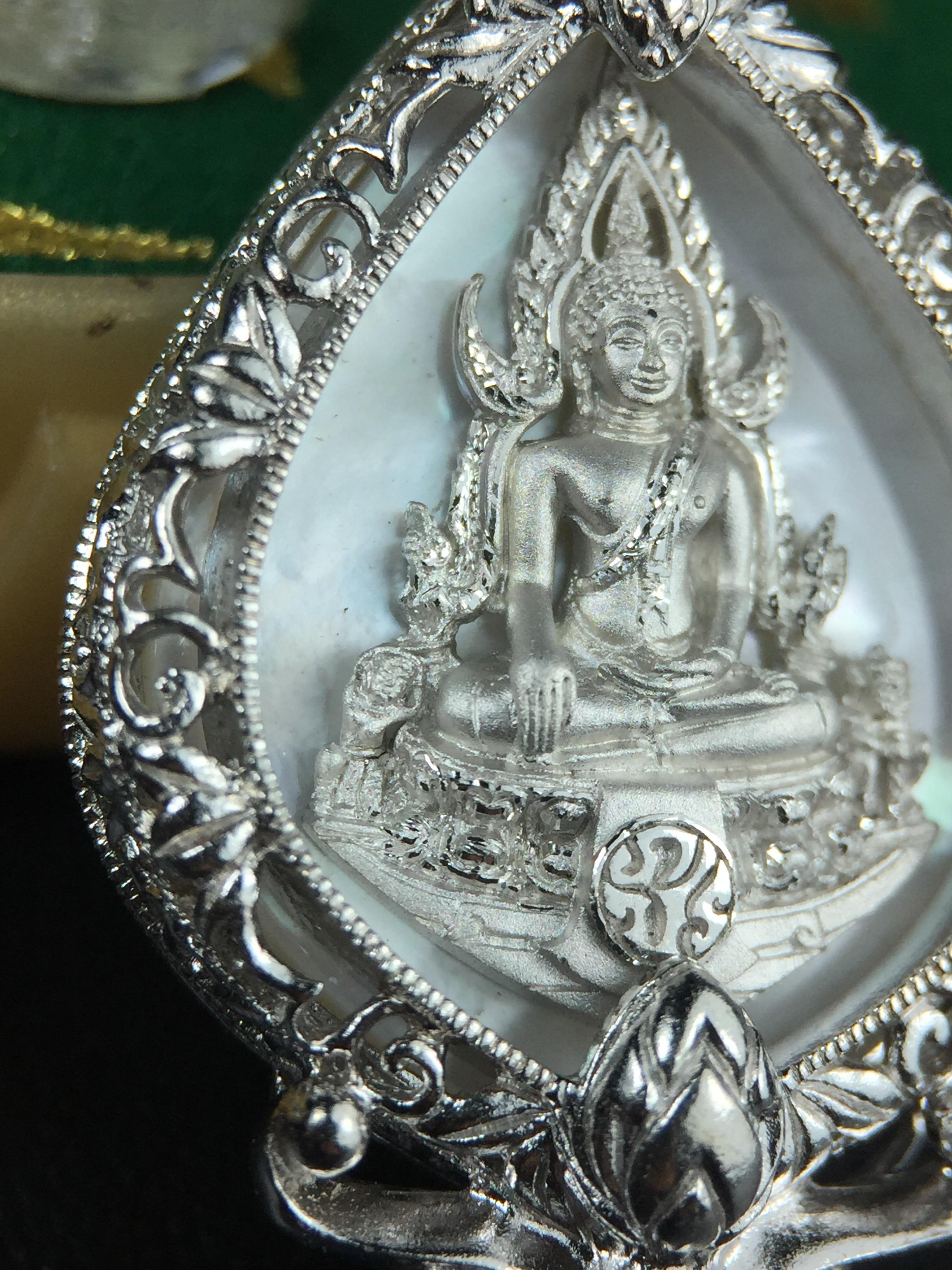 พระพุทธชินราช(จำลอง) ภปร. 84 พรรษา ทรงหยดน้ำ เนื้อเงินชุบทองคำขาว ขนาด 20*36 มม. (พระราชทานมวลสาร จิตรลดาและเส้นพระเจ้า(เส้นผม)รัชกาลที่9)พุทธศิลป์ทรงคุณค่าอีกหนึ่งรุ่นยอดนิยม งดงาม ทรงคุณค่า หายาก