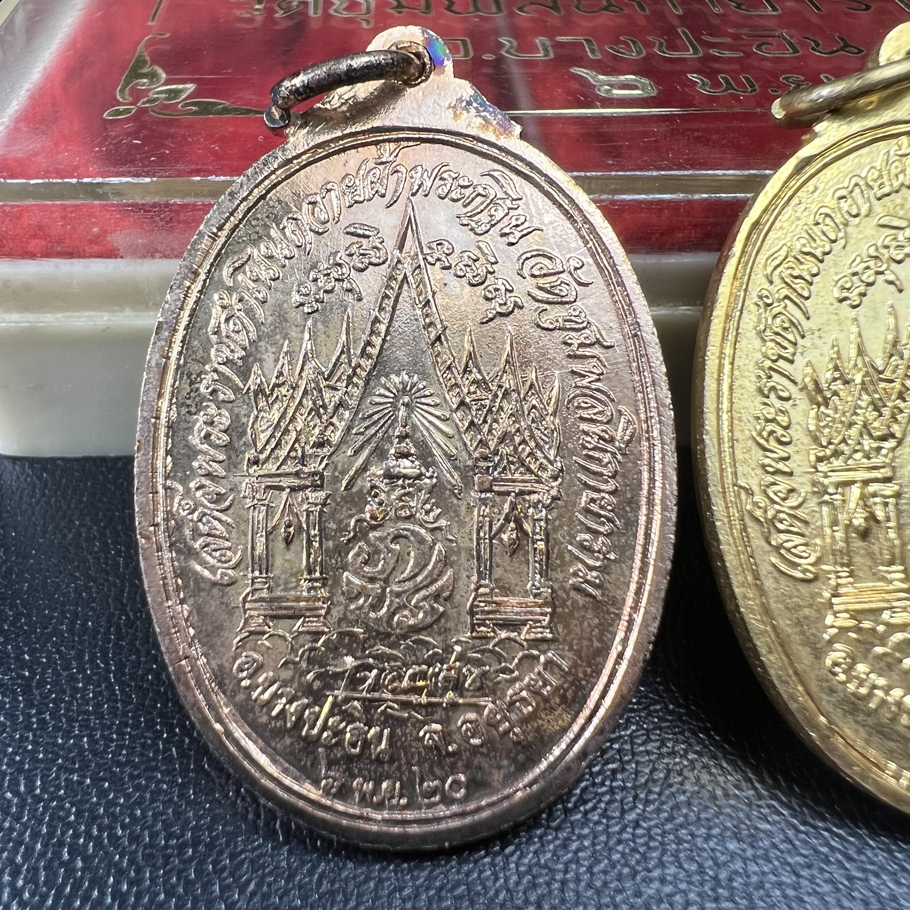 เหรียญในหลวงทรงผนวช ที่ระลึกเสด็จพระราชดำเนินถวายผ้าพระกฐิน วัดชุมพลนิกายารามวรวิหาร ปี2520 ครบชุด 3 เหรียญ(กะไหล่ทอง กะไหล่เงิน กะไหล่นาค) พิมพ์นิยม สภาพสวย กล่องบรรจุเดิม หายาก