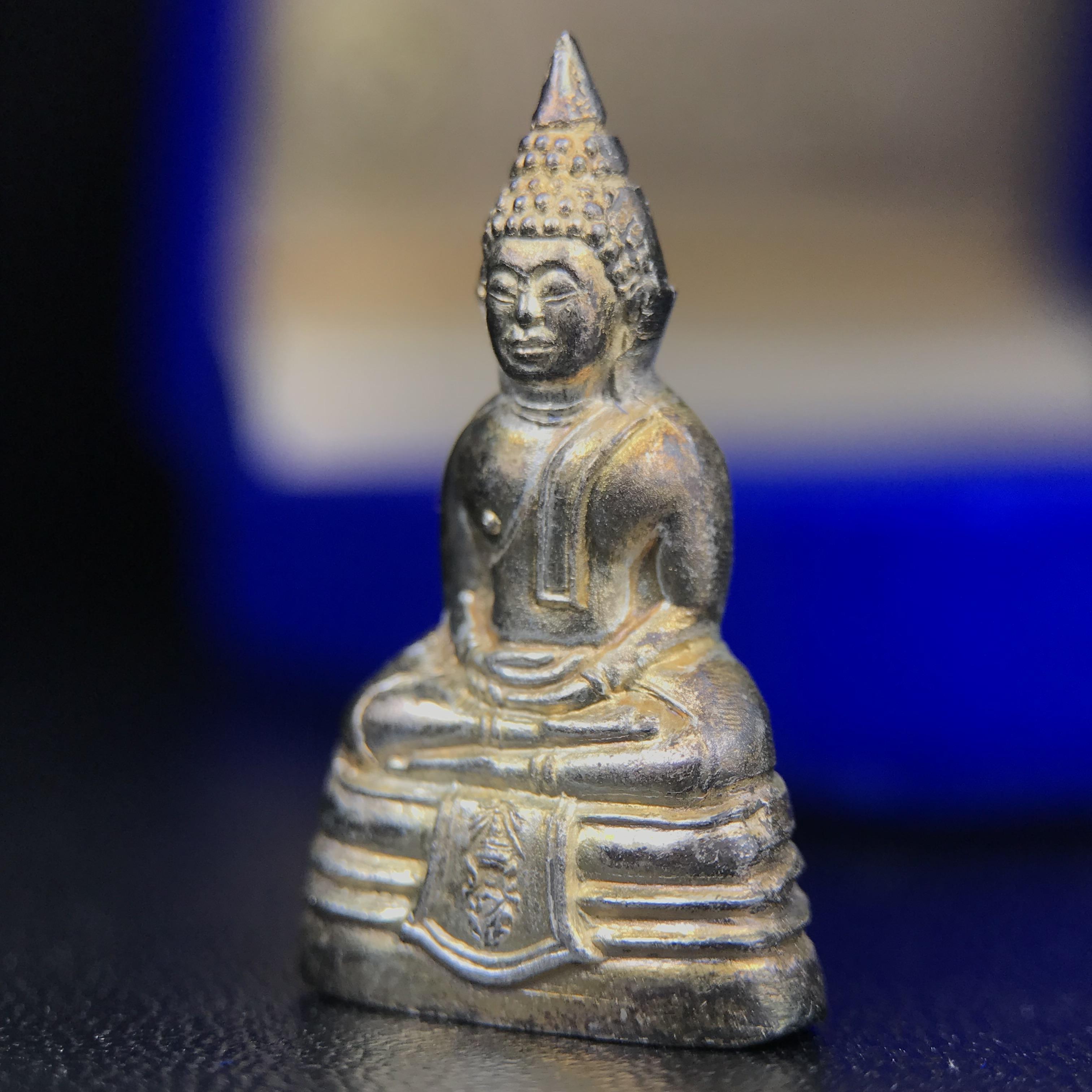 พระกริ่งหลวงพ่อโสธร ภปร. รุ่นกาญจนาภิเษก จัดสร้างในมงคลวโรกาสที่พระบาทสมเด็จพระเจ้าอยู่หัวรัชกาลที่9 เสด็จเถลิงถวัลย์สิริราชสมบัติ ครบ 50 ปี ในพุทธศักราช 2539 เนื้อเงิน(ผิวเดิมสวย)(พิธีใหญ่เข้มขลัง)1 ใน 9950 องค์