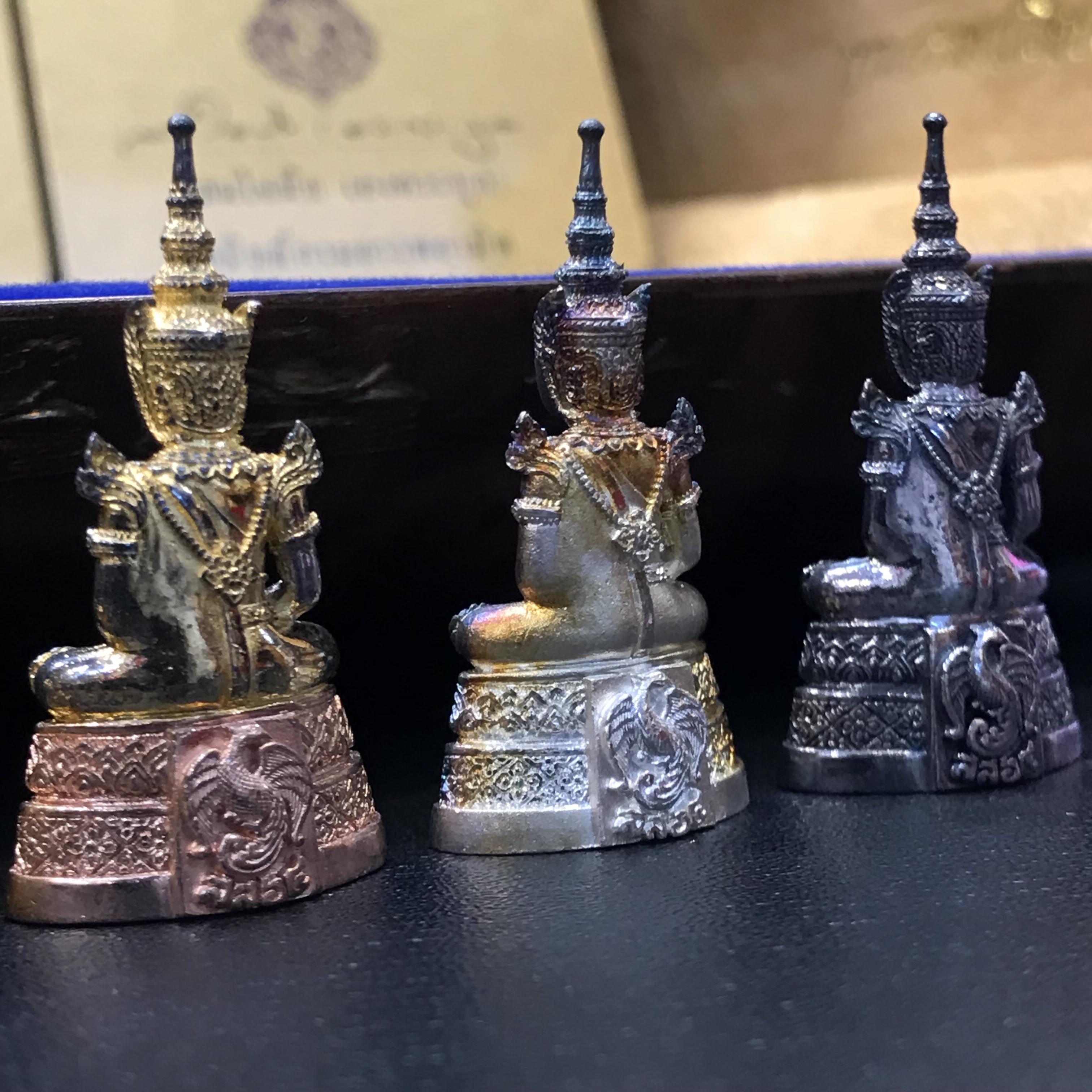 พระแก้วมรกต กรมสรรพสามิตจัดสร้างขึ้นเนื่องในโอกาสครบรอบ 64 ปีของกรมสรรพสามิต และเนื่องในวโรกาสที่พระบาทสมเด็จพระเจ้าอยู่หัวทรงครองราชย์ครบ 50 ปีในปีกาญจนาภิเษก เมื่อ พ.ศ.2539 ชุดทองคำ(1ใน2000ชุด)