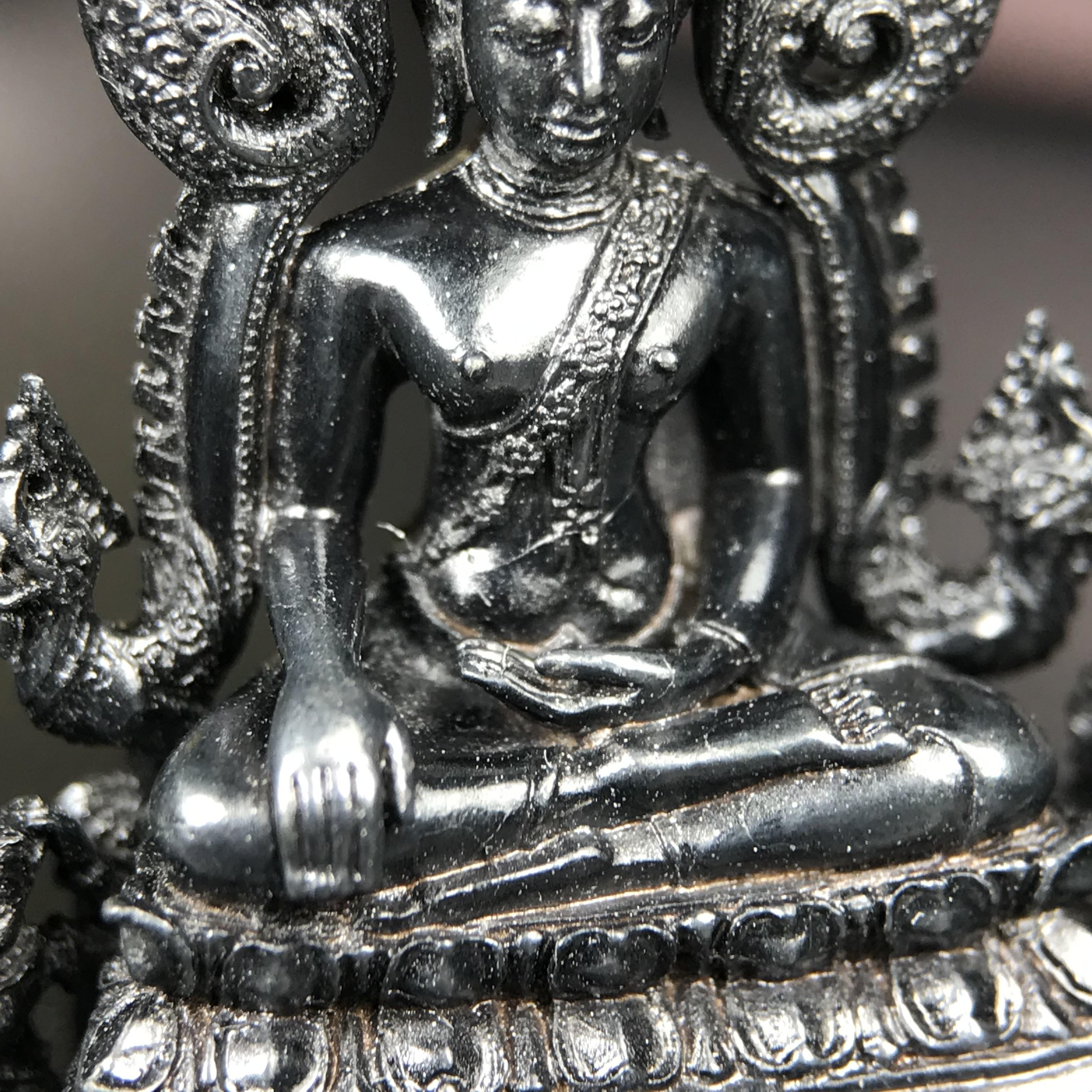 พระพุทธชินราช ภปร. โครงการ "เพราะแผ่นดินนี้ คือ แผ่นดินเกิด" ปี2548(รุ่นแรก) ลอยองค์ หน้าตัก 1/2 นิ้ว(ขนาด 3.5 x 2.5 ซม.) เนื้อเงินรมดำ(พุทธศิลป์จำลองเมื่อครั้งลอกทอง ครั้งที่3 เมื่อปี2547 ร้อยปีจะมีสักครั้ง "พระพุทธชินราชองค์ดำ")