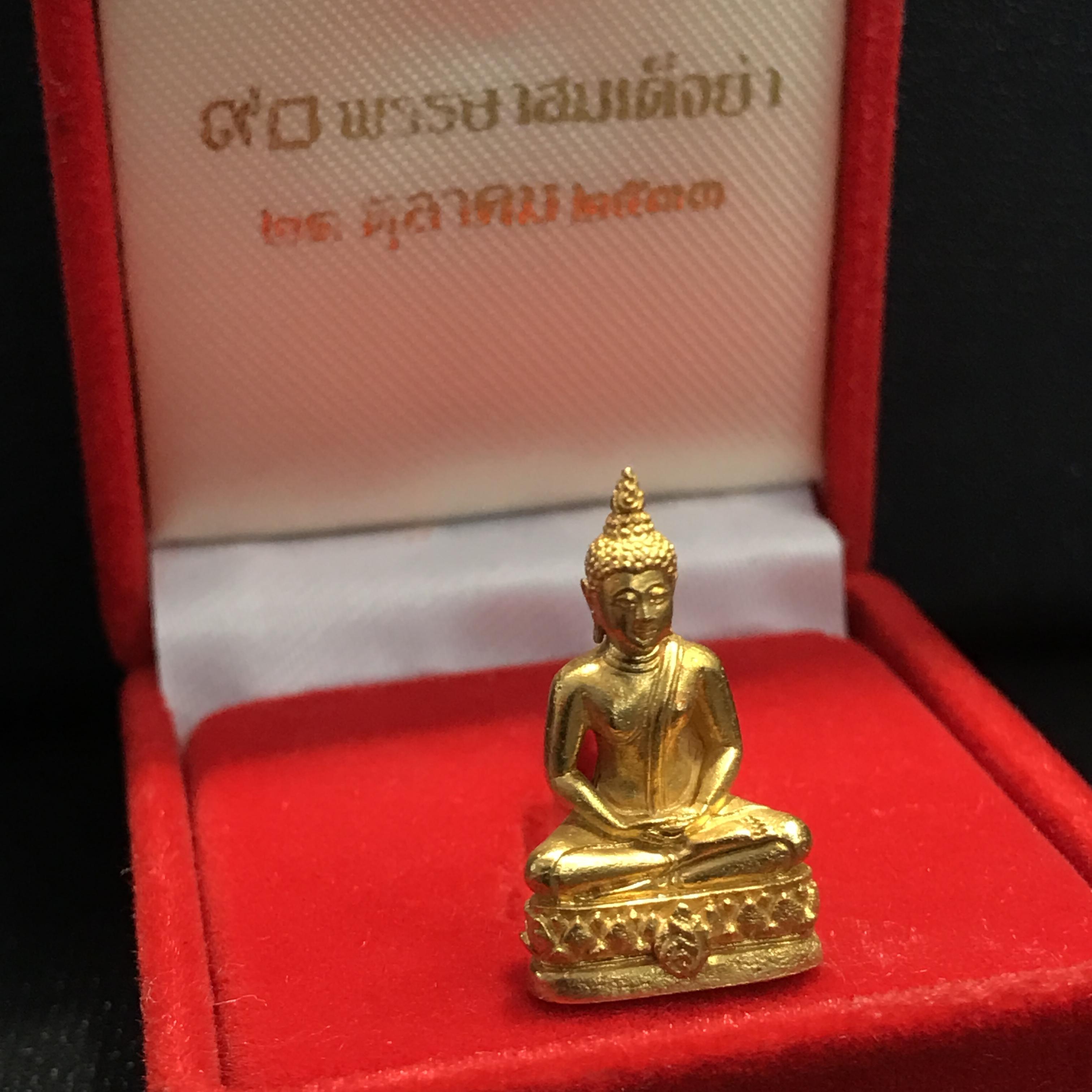 พระเครื่องปางสมาธิ เนื้อทองคำ 90 พรรษาสมเด็จย่า ปี 2533 (ในหลวงรัชกาลที่9เสด็จในพิธี)