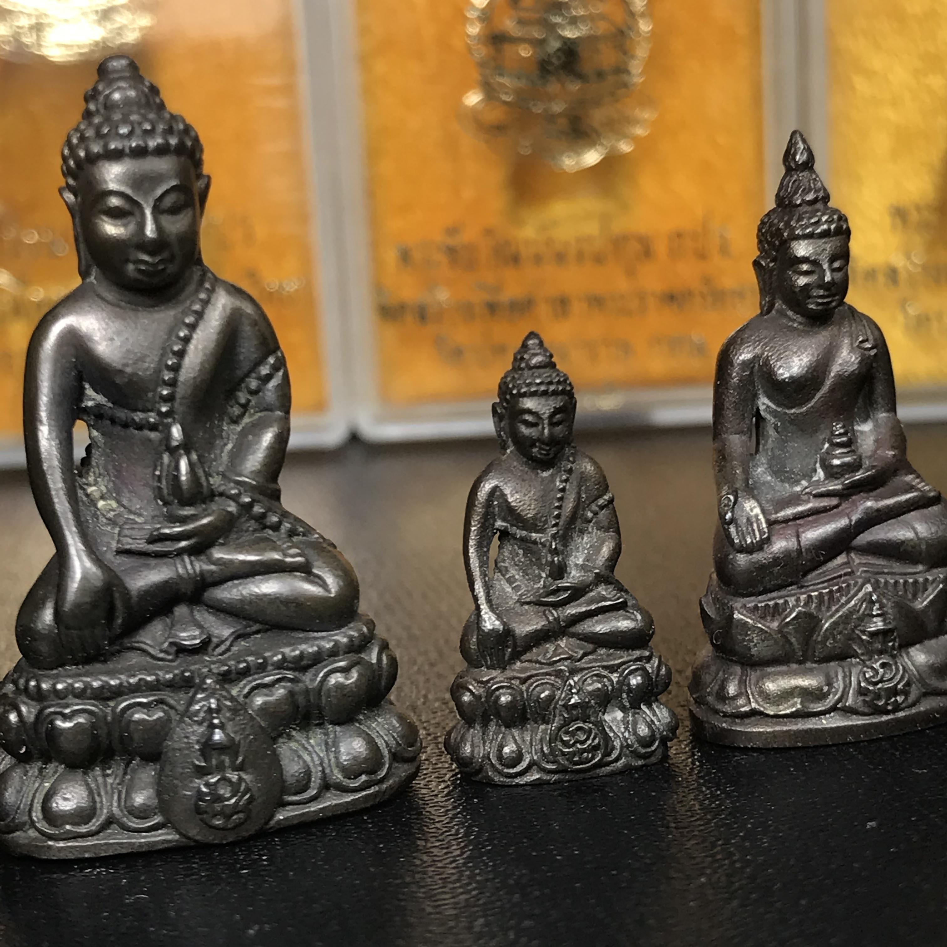 พระกริ่งนวปทุม ภปร.-พระชัยวัฒน์นวปทุม ภปร.-พระกริ่งไพรีพินาศ ภปร. รุ่นแรก วัดปทุมวนาราม ครบชุดเนื้อนวโลหะ ปี2535(ในหลวงรัชกาลที่9เสด็จเททอง)(1ใน3000ชุด)หายาก