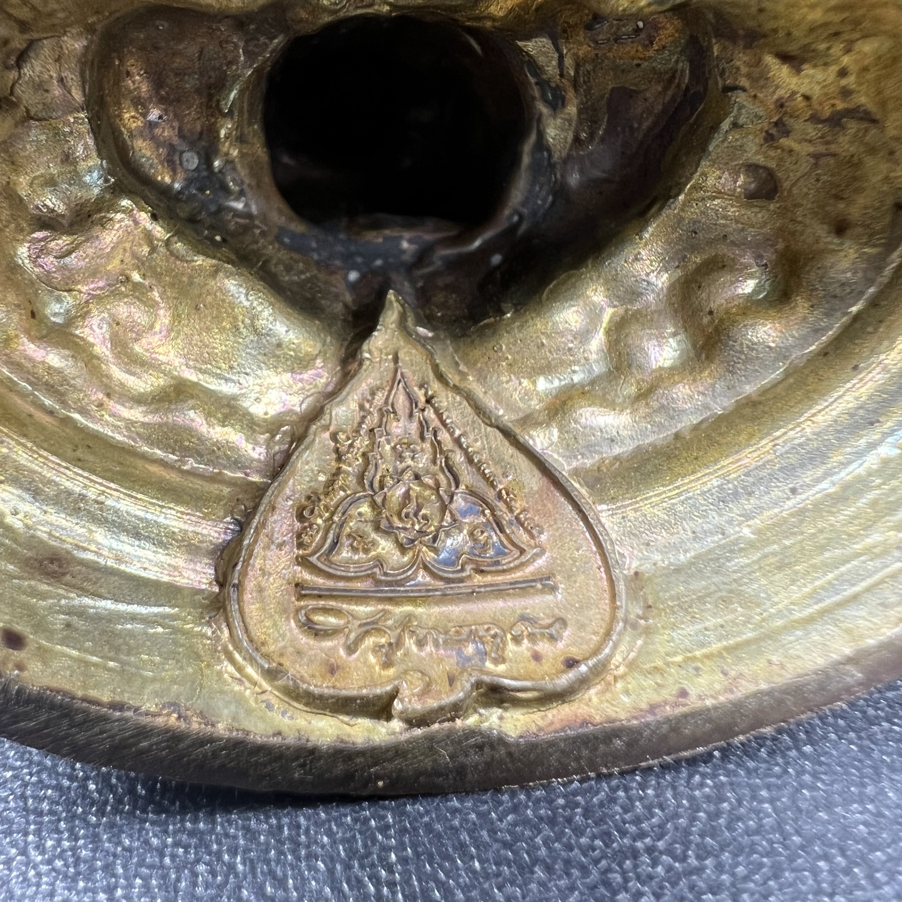 พระพิฆเนศวร รุ่น 108 ปี แห่งการสถาปนากรมศิลปากร ปี 2562 ขนาดบูชาหน้าตัก 1.5 นิ้ว เนื้อทองเหลืองรมดำ (พิธีใหญ่ มวลสารดี)(เลขนัมเบอร์ 1543)1 ใน 1999 องค์