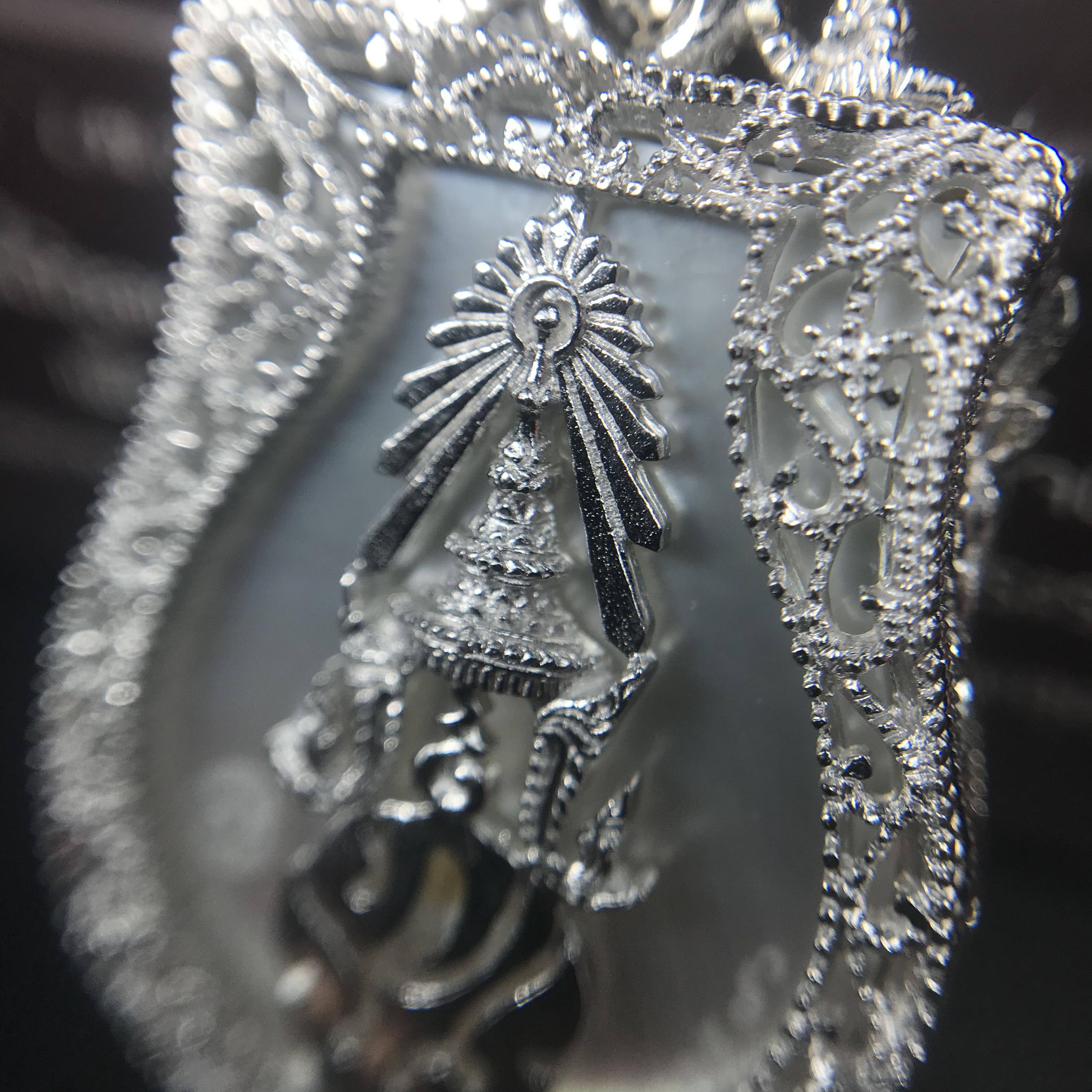 พระพุทธชินราช ภปร. โครงการ "เพราะแผ่นดินนี้ คือ แผ่นดินเกิด" ปี2548(รุ่นแรก) เหรียญทรงเสมา ขนาด 21 x 29 มม.เนื้อเงินสามกษัตริย์ องค์พระชุบสามกษัตริย์ ล้อมด้วยกรอบเงินชุบทองคำขาวสลักเสลาเป็นลวดลายละเอียดอ่อน ส่วนพื้นองค์พระเป็นเปลือกหอยมุขงดงาม