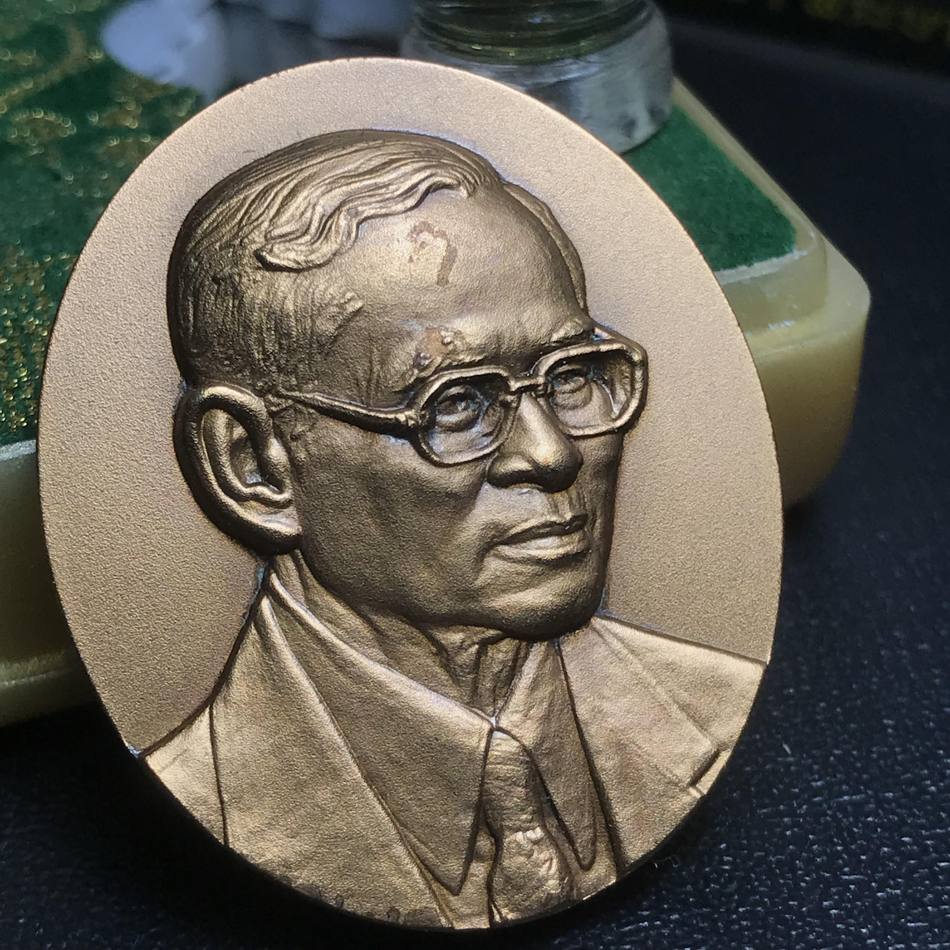 เหรียญพระบรมรูปหล่อพระบาทสมเด็จพระเจ้าอยู่หัว 84 พรรษา เนื้อทองแดงรมดำขัดวินอล พิมพ์กลาง(29*35 มม.)(บรรจุมวลสารจิตรลดา เส้นเกษา(เส้นผม)รัชกาลที่9 พระราชทาน)