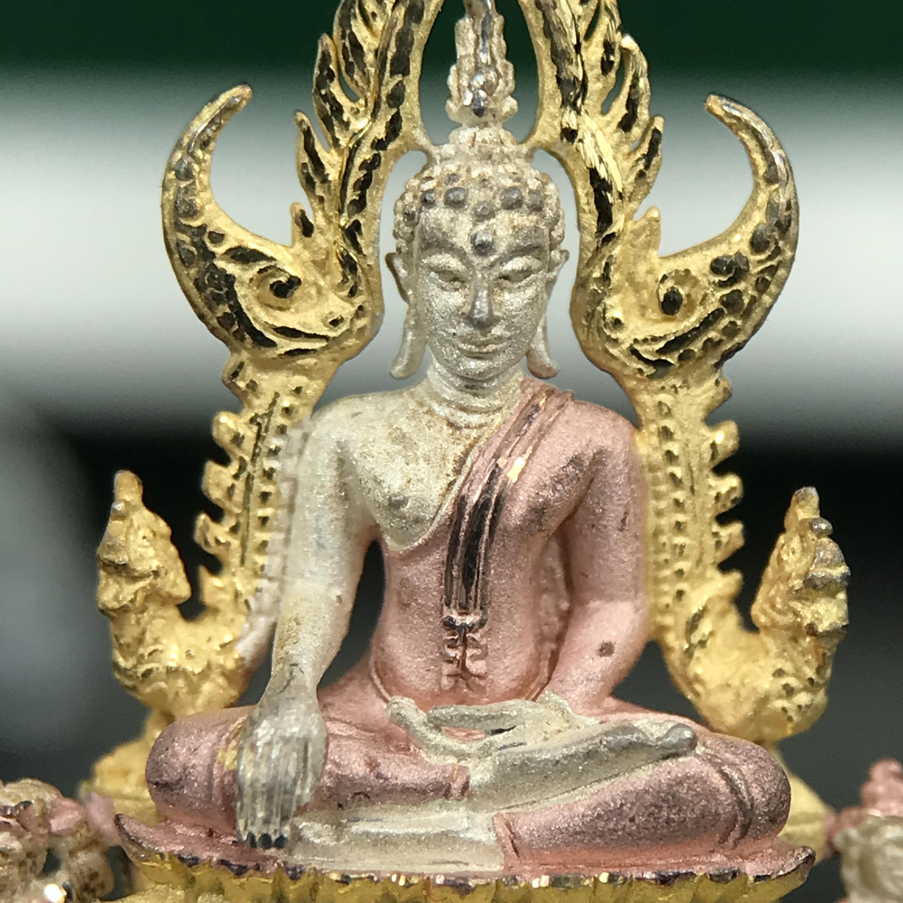 พระพุทธชินราช ภปร. ในวโรกาสพระราชพิธีมหามงคล เฉลิมพระชนมายุ6รอบ 5ธันวาคม2542 มูลนิธิพิทักษ์ดวงตาประชาชน จัดสร้าง เนื้อเงินบริสุทธิ์ 99.9% แบบสามกษัตริย์ขัดเงาบางส่วน พิมพ์กลาง ขนาดสูง 2.4 ซม. พร้อมกล่องบรรจุเดิม