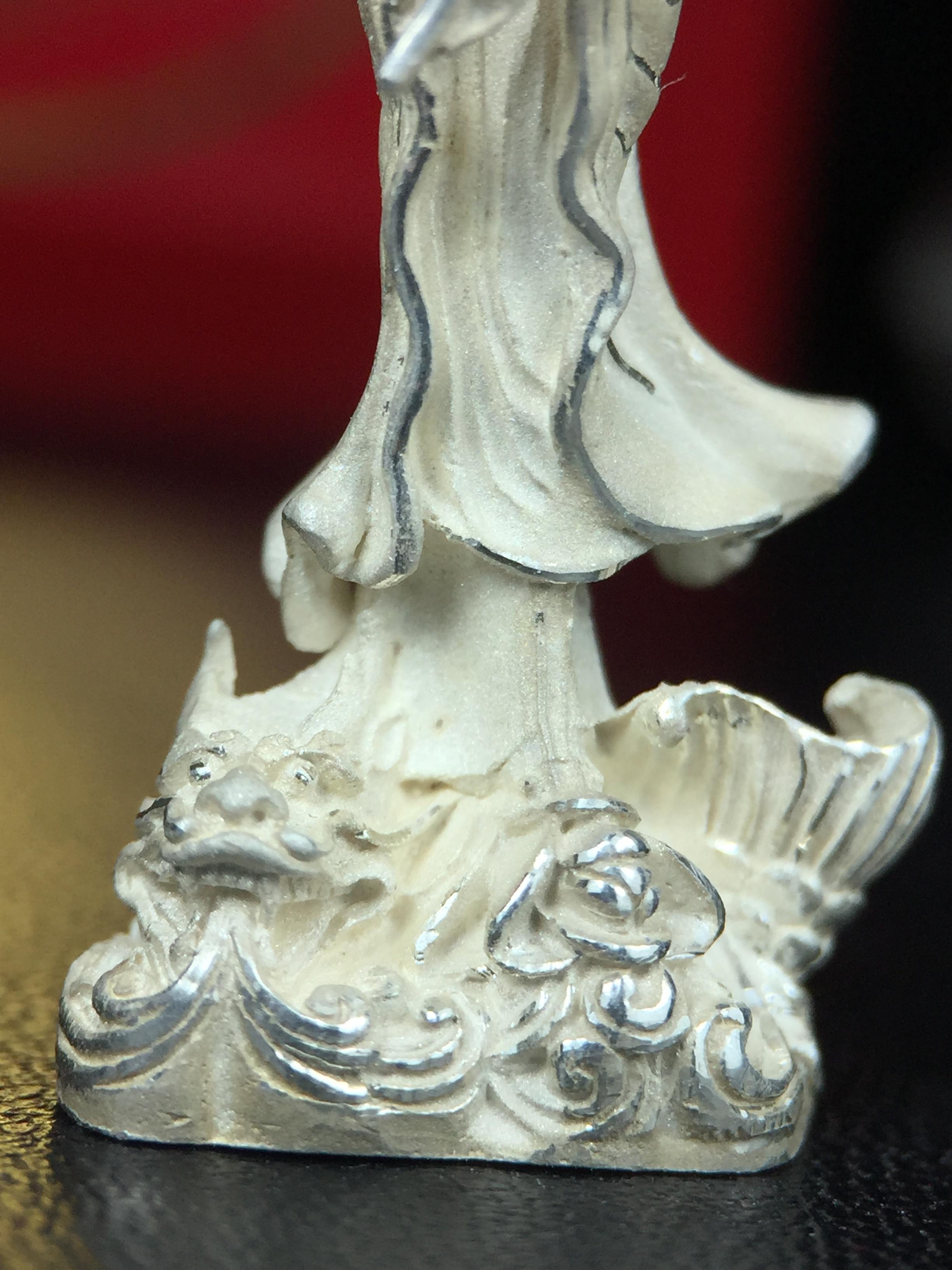 รูปหล่อลอยองค์ พระมหาโพธิสัตว์กวนอิม ทรงประทับมังกร เนื้อเงินพ่นทรายขัดเงาบางส่วน โครงการสร้าง พระศรีอริยะเมตตรัยมหาโพธิสัตว์ น้อมถวายพระบาทสมเด็จพระเจ้าอยู่หัว ทรงครองศิริราชสมบัติครบ 50 ปี มหาพุทธาภิเษก วันที่ 6 เมษายน 2540 วัดโพธิ์แมนคุณาราม กรุงเทพฯ