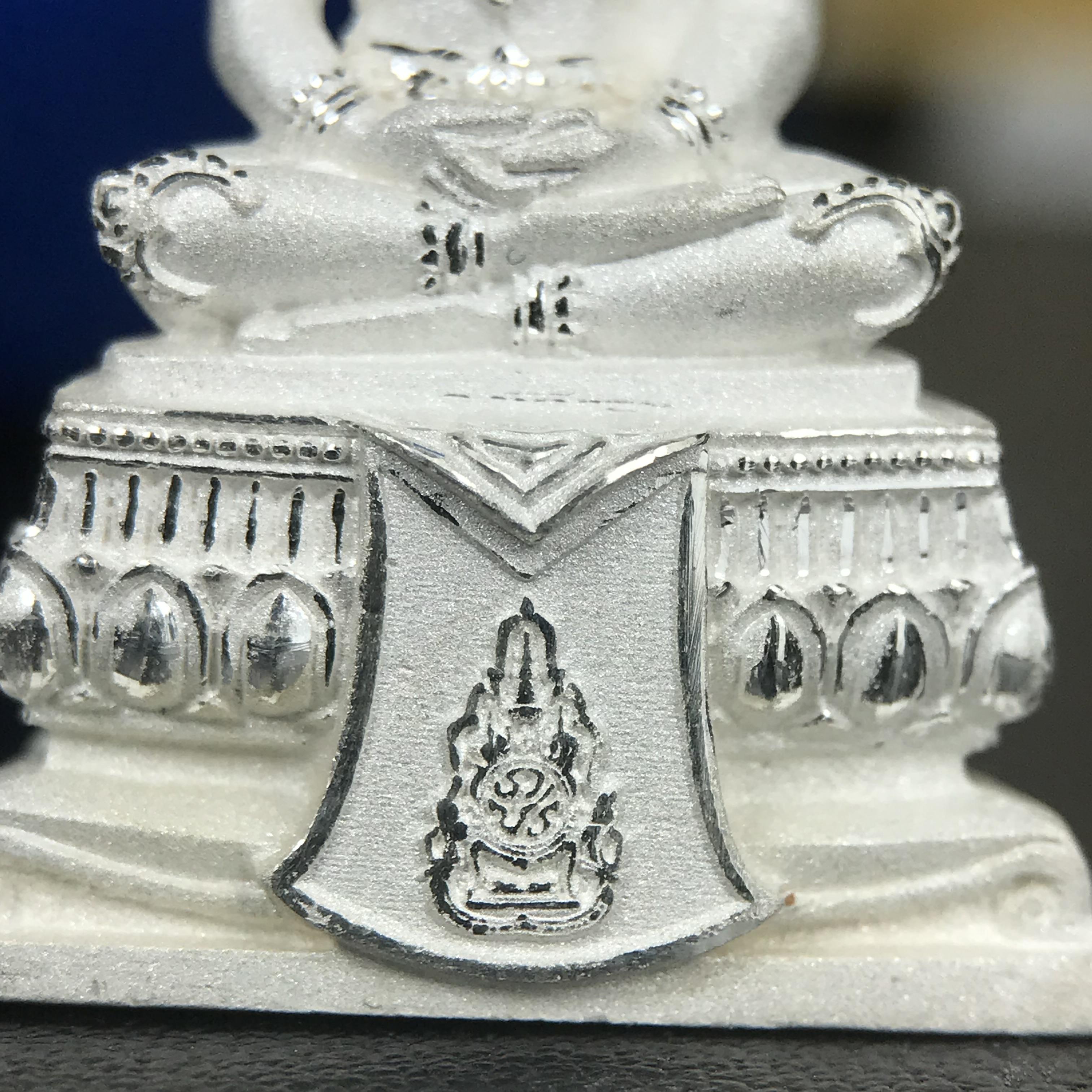 พระแก้วมรกต ทรงเครื่องฤดูร้อน พระราชทานประดิษฐานตราสัญลักษณ์ฉลองสิริราชสมบัติ ครบ 60 ปี ในหลวงรัชกาลที่ 9 พ.ศ.2549 เนื้อเงินลอยองค์พิมพ์ใหญ่ สูง 3.6 ซม. ขนาดหน้าตัก 1/2 นิ้ว (พิธีใหญ่มหาพุทธาภิเษก ณ พระอุโบสถวัดพระแก้ว เกจิอาจารย์ ทั่วประเทศ 108 รูป )