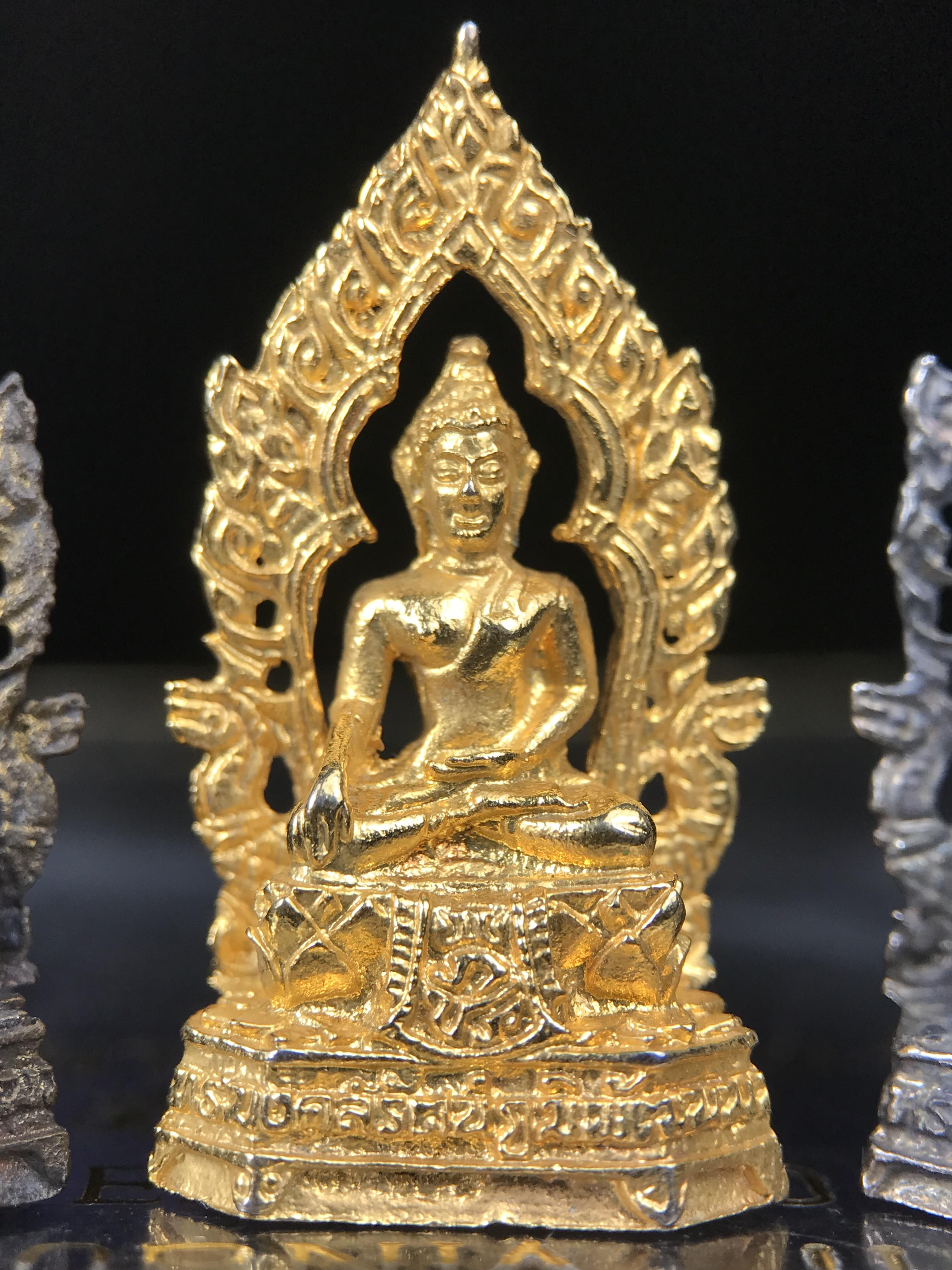 ชุดวัตถุมงคลพระพุทธมงคลรัตนภูมิพัฒนมหามุนี ภปร. วัดมงคลรัตนาราม วัดไทยในซานฟรานซิสโก สหรัฐอเมริกา ( Sanfrancisco USA.) ปี 2523(ชุดพิเศษกรรมการ 1 ชุด 5 รายการ)หายาก(พิธีใหญ่)หลวงปู่โต๊ะ วัดประดู่ฉิมพลี พร้อมเกจิอาจารย์ในยุคอีก ๑๐๘ รูปนั่งปรกอธิษฐานจิต