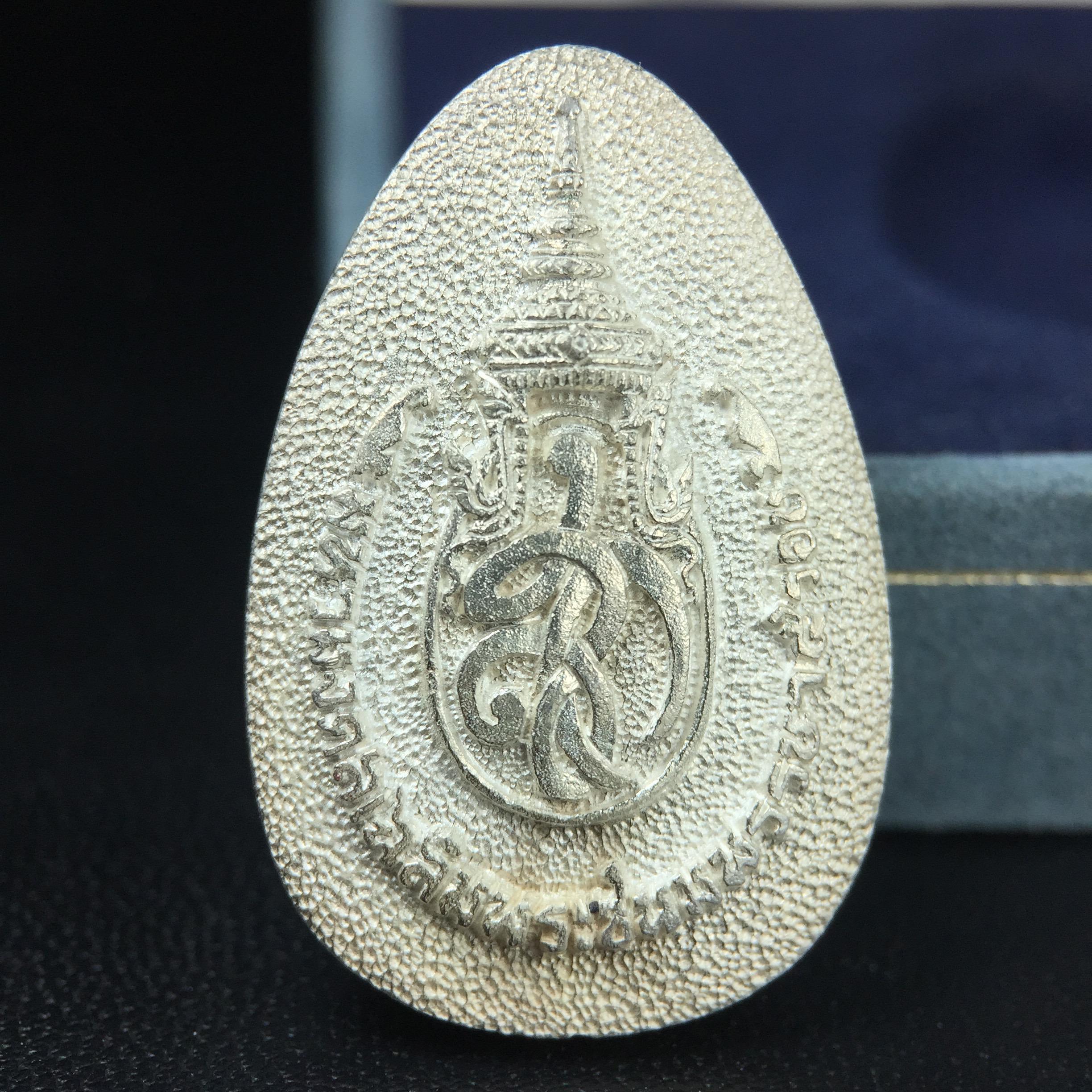 เหรียญพระไพรีพินาศตราสัญลักษณ์ หลัง สก มหามงคลเฉลิมพระชนมพรรษา 5 รอบ ครบ 60 พรรษาพระราชินีในหลวงรัชกาลที่ 9 ปี 2535 วัดบวรนิเวศวิหาร เนื้อเงิน(หมายเลข ๔๒๐)พร้อมกล่องบรรจุเดิมสวยครบ (เนื้อเงินรุ่นนี้พบเจอน้อยมาก)