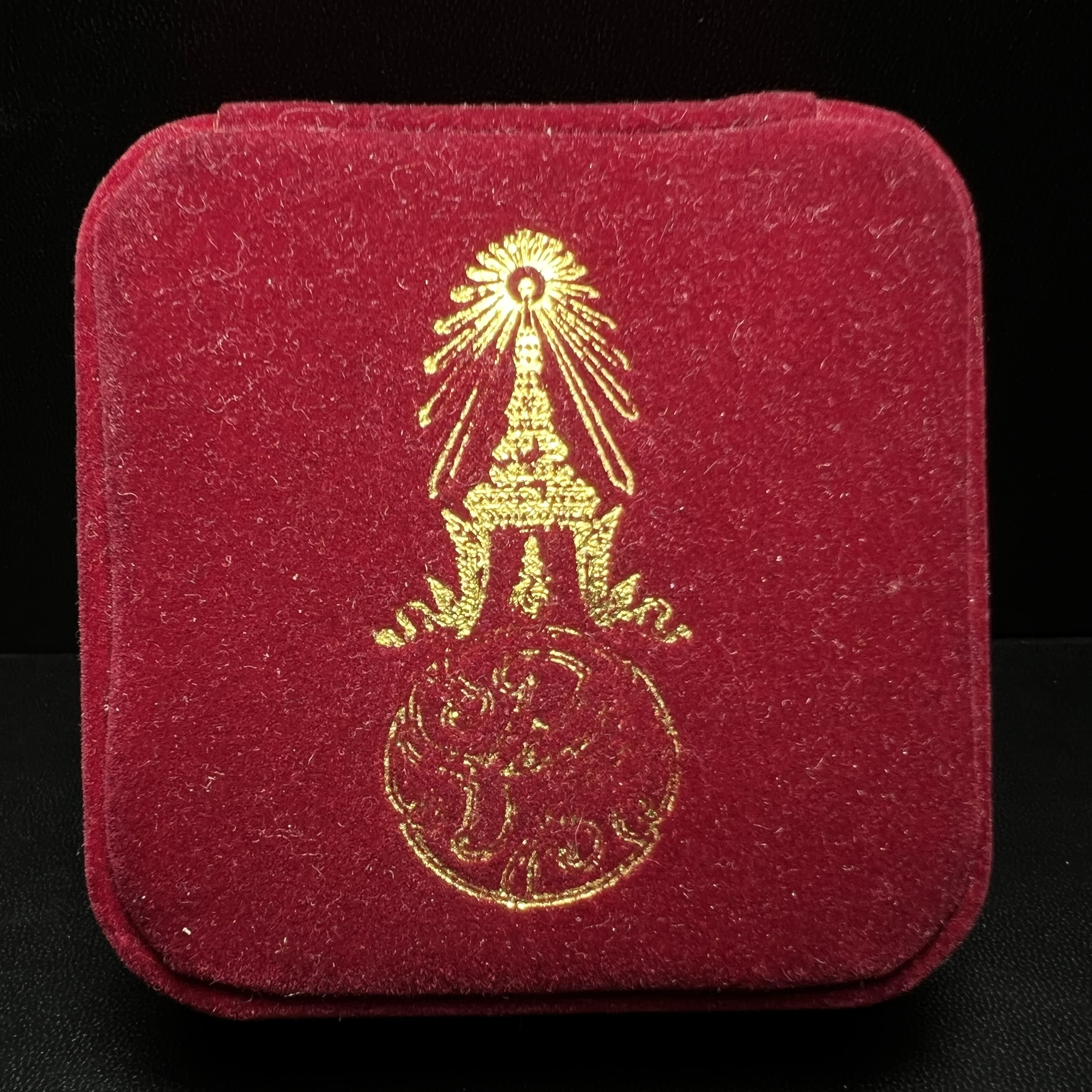 พระพุทธธรรมิกราชบพิตร ภปร. เฉลิมพระเกียรติ 2554 วัดบวรนิเวศวิหาร ขนาดสูง 4.5 ซม. เนื้อเงิน(ตอกโค๊ด Ag)(หายากพบเจอน้อยมาก)ผลิตโดย สำนักกษาปณ์ กรมธนารักษ์ พิธีพุทธาภิเษก ณ พระอุโบสถวัดบวรนิเวศวิหาร สภาพสวย กล่องบรรจุเดิมครบสมบูรณ์(1 ใน 2555 เหรียญ)หายาก