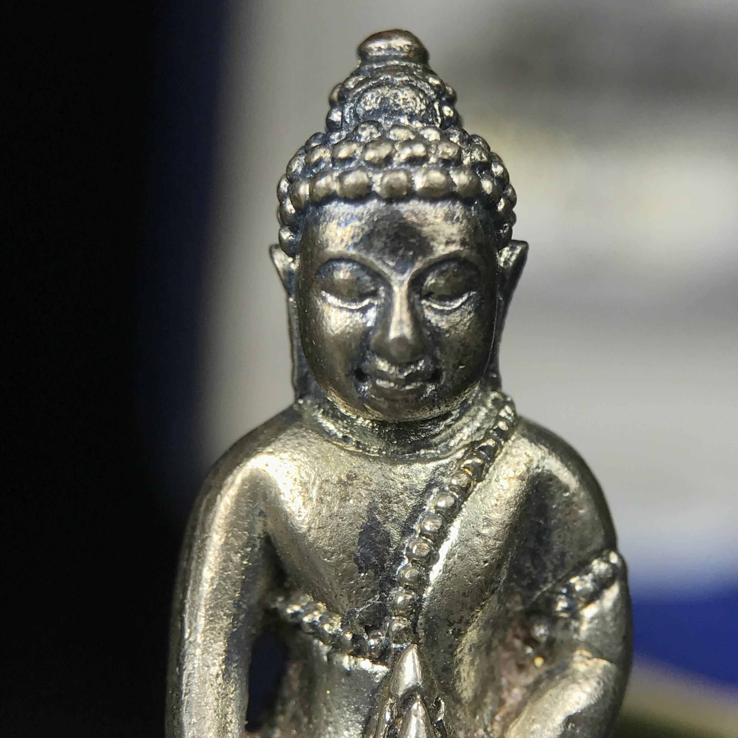 พระกริ่งนวปทุม ภปร. วัดปทุมวนาราม ปี 2535 เนื้อเงิน(ผิวเดิม ผิวน้ำทองทั่วองค์ สวย งดงาม) ขนาดสูง 3.7 ซม. พร้อมกล่องพิเศษบรรจุเดิมครบสมบูรณ์ (ในหลวงรัชกาลที่9เสด็จเททอง)(1ใน3000องค์)นิยมหายาก