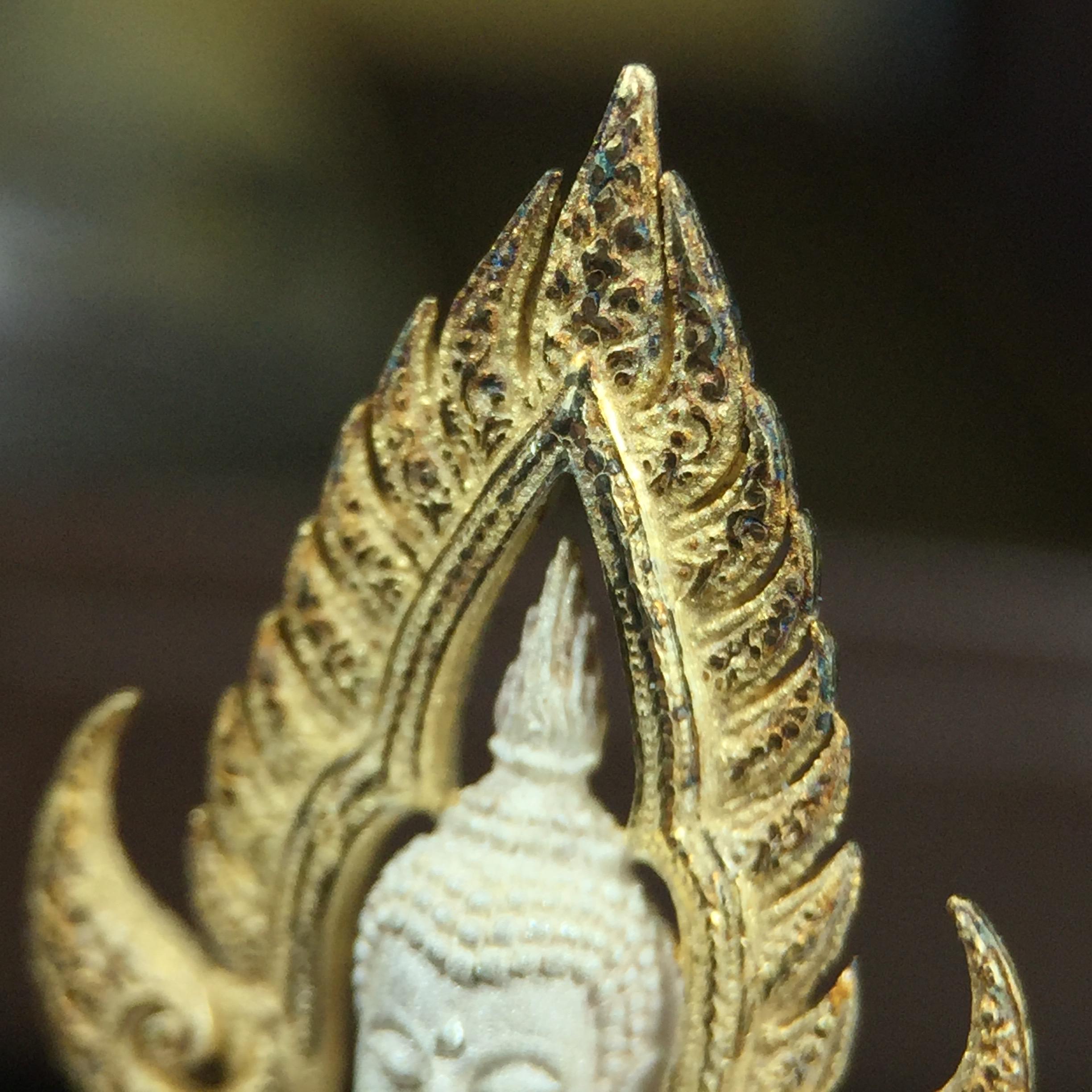 พระพุทธชินราช ภปร. โครงการ "เพราะแผ่นดินนี้ คือ แผ่นดินเกิด" ปี2548(รุ่นแรก) ลอยองค์ หน้าตัก 1/2 นิ้ว เนื้อเงินสามกษัตริย์(ผิวเดิมติดรุ้งๆสวยดีมีเสน่ห์) พุทธศิลป์งดงามทรงคุณค่า รุ่นยอดนิยม