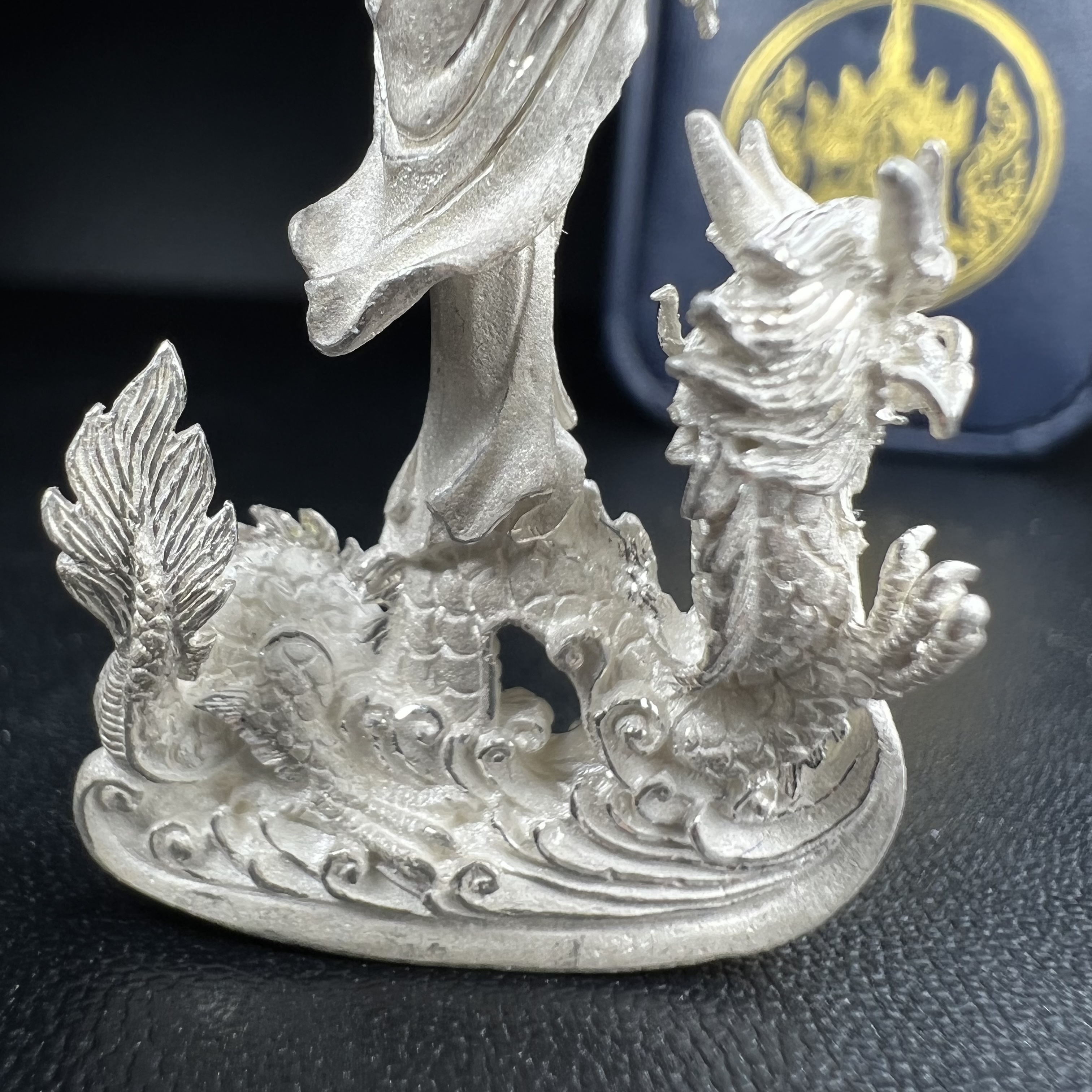 รูปหล่อลอยองค์พระโพธิสัตว์กวนอิม ทรงประทับมังกร จ.ระนอง เนื้อเงิน พิมพ์ใหญ่(สภาพผิว สวยงดงาม ทรงคุณค่า) เฉลิมฉลองในวโรกาสที่พระบาทสมเด็จพระเจ้าอยู่หัวทรงครองสิริราชสมบัติครบ 50 ปี จ.ระนอง พ.ศ.2539