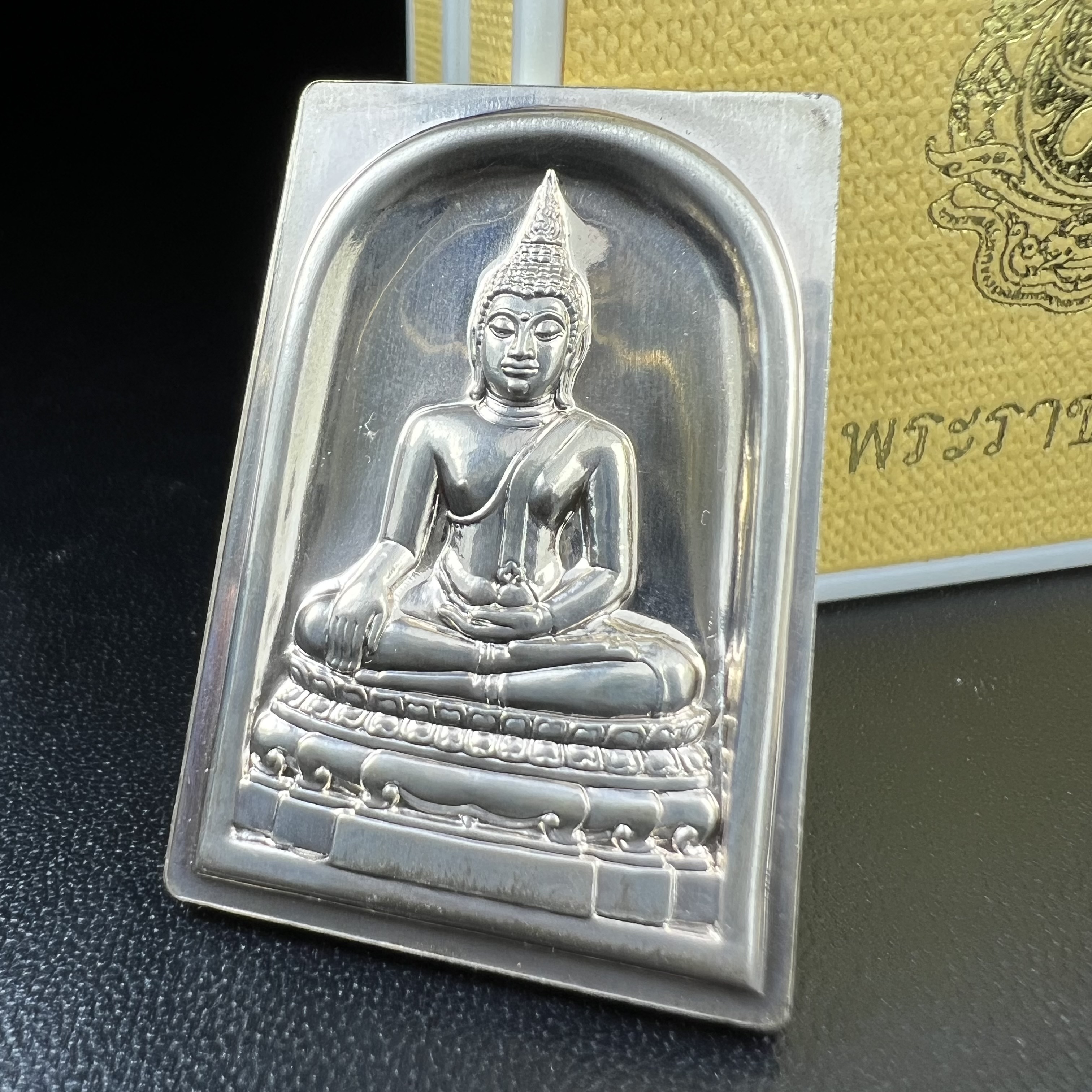 พระพุทธชินสีห์ หลังตรา ปรมาภิไธยย่อ ภปร. ในวโรกาสเฉลิมพระชมพรรษาในหลวงรัชกาลที่9 ครบ 7 รอบ และ ที่ระลึกสมโภชวัดบวรนิเวศวิหารครบ 175 ปี พ.ศ.2554 เหรียญเนื้อเงิน พิมพ์ใหญ่ ขนาดสูง 3.8 ซม. พร้อมกล่องบรรจุเดิมพระราชทาน(1 ใน 1585 เหรียญ)หายาก