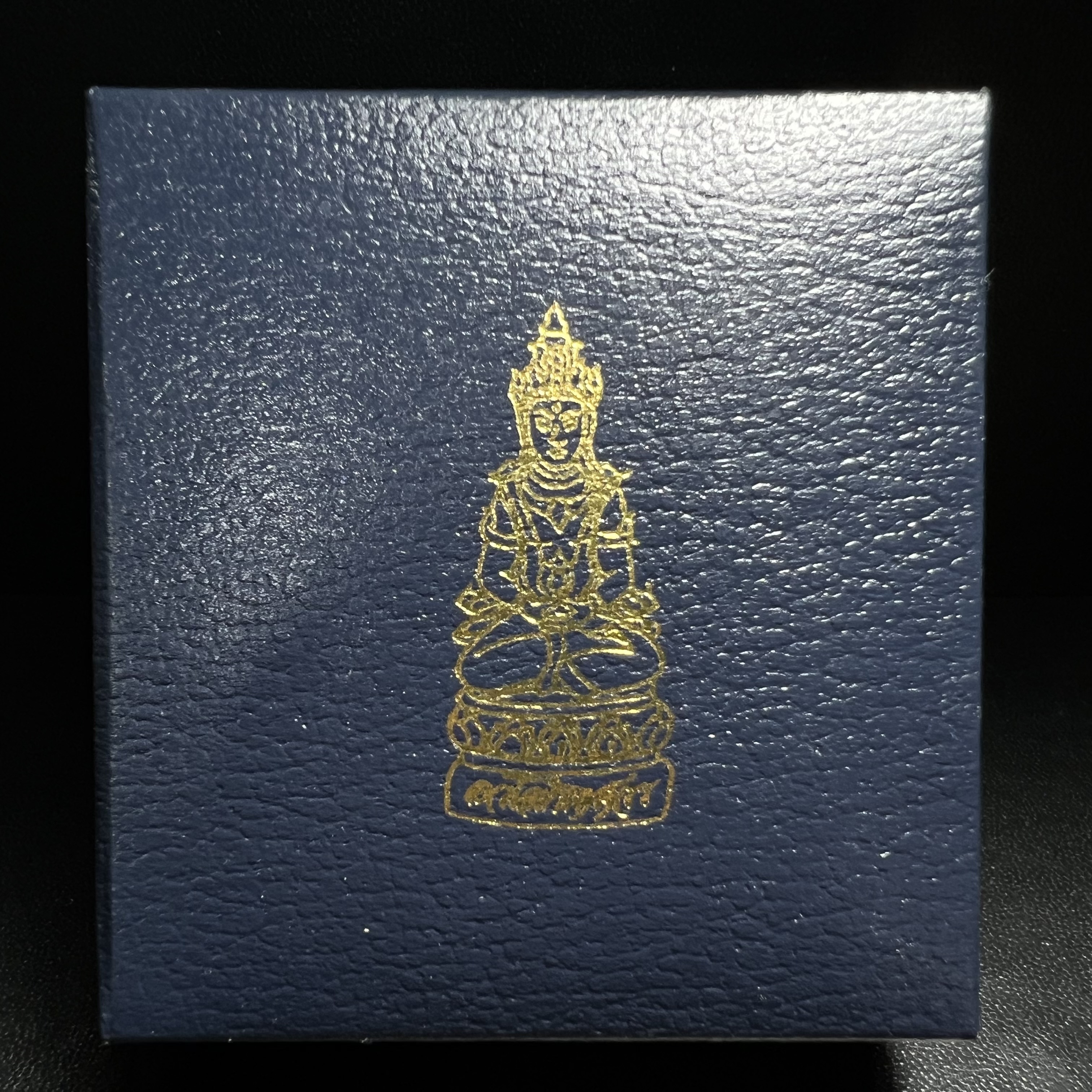 พระกริ่งอวโลกิเตศวร ( เจ้าแม่กวนอิม ) วัดโพธิ์แมนคุณาราม รุ่นอุดมโภคทรัพย์ ปี 2539 เนื้อเงินพ่นทราย(ผิวเดิม ขึ้นสีรุ้งธรรมชาติ แบบนิยม เสน่ห์ของพระเนื้อเงิน)(พร้อมกล่องบรรจุเดิม)(อีกหนึ่งรุ่นยอดนิยม พุทธศิลป์สวยงดงาม)หายาก 1 ใน 5000 องค์*องค์หมายเลข ๒๑๖๒*