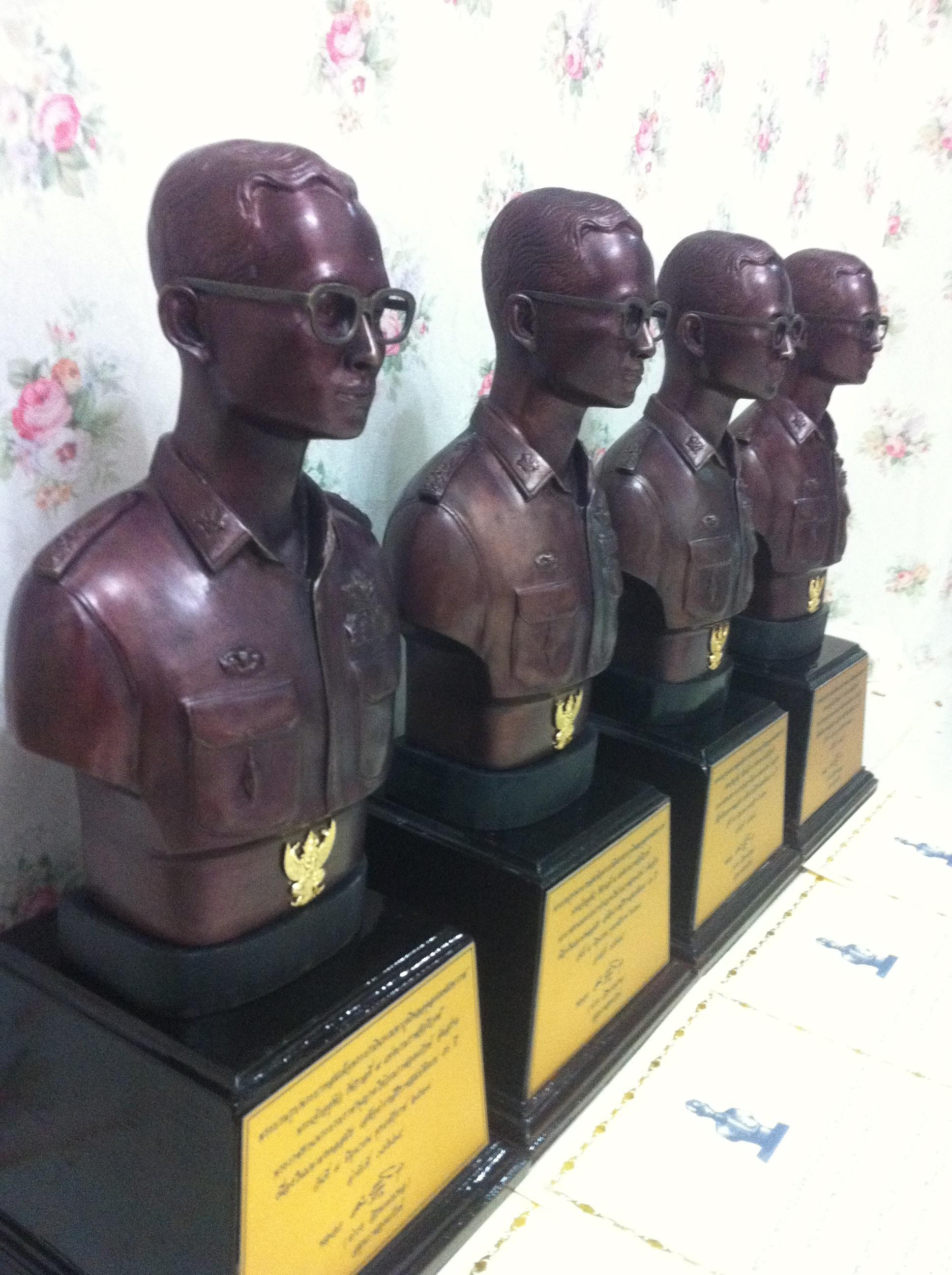 พระบรมรูปในหลวง กองราชองครักษ์ รุ่น2 ปี2539 เป็นแบบฐานสูง(เดิมจากผู้จัดสร้าง)(หายาก)