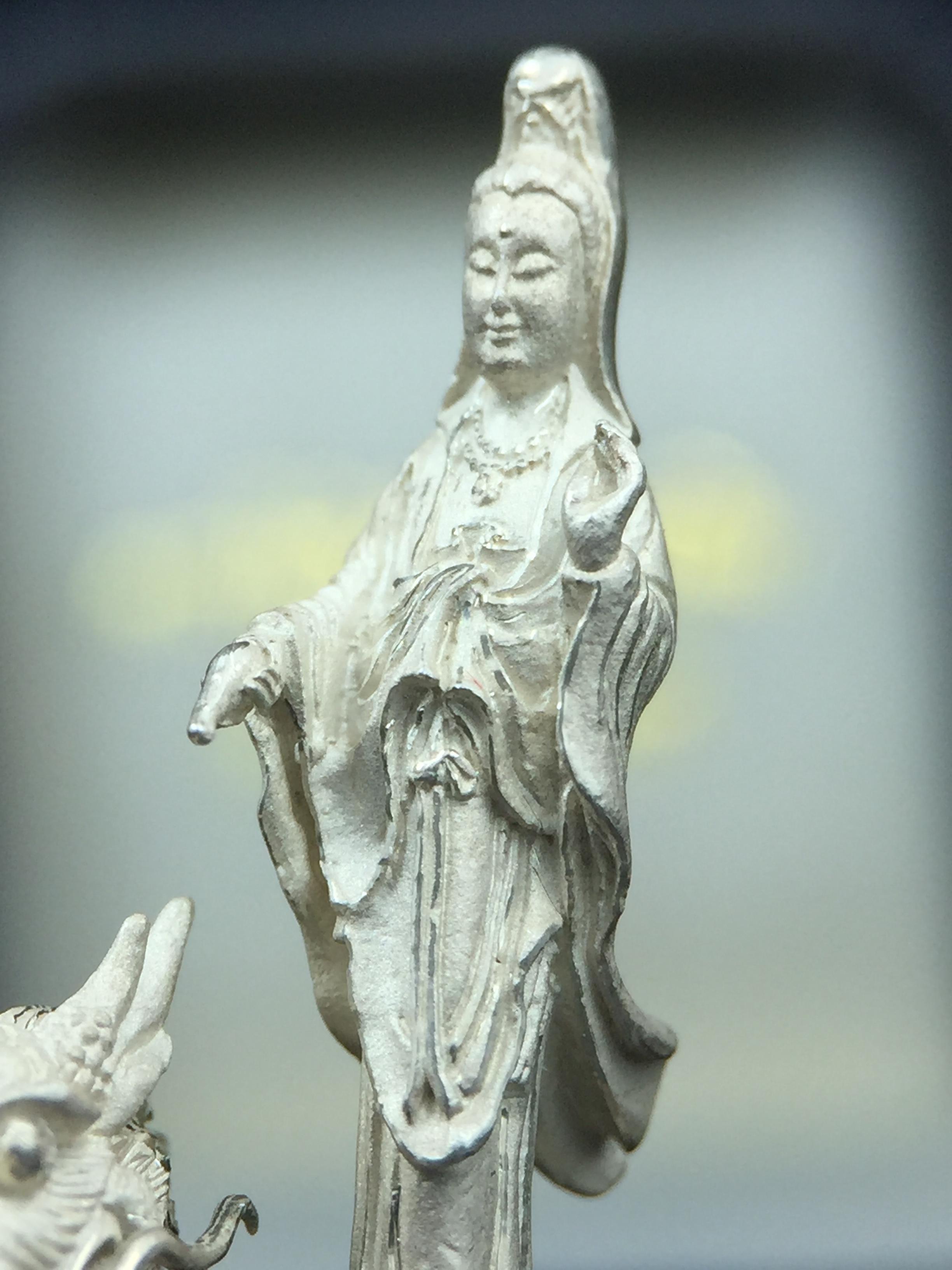 รูปหล่อลอยองค์พระโพธิสัตว์กวนอิม ทรงประทับมังกร จ.ระนอง เนื้อเงิน พิมพ์ใหญ่(สภาพผิว สวยงดงาม ทรงคุณค่า) เฉลิมฉลองในวโรกาสที่พระบาทสมเด็จพระเจ้าอยู่หัวทรงครองสิริราชสมบัติครบ 50 ปี จ.ระนอง พ.ศ.2539