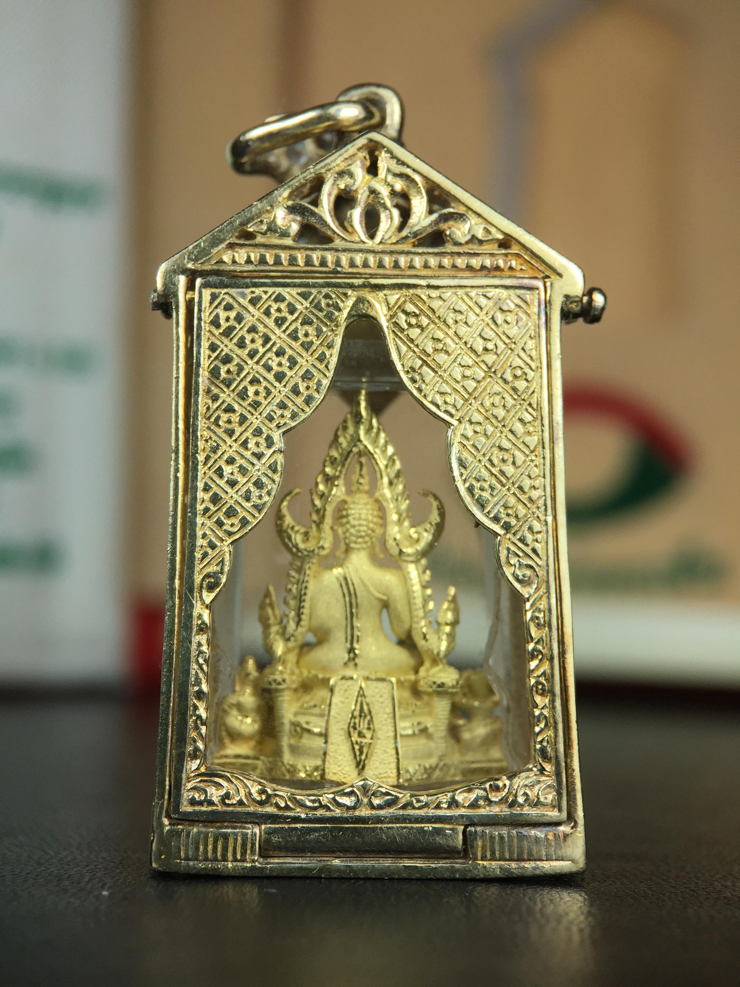 พระพุทธชินราช ภปร. ในวโรกาสเฉลิมพระชนมายุ6รอบ 5ธันวาคม2542 มูลนิธิพิทักษ์ดวงตาประชาชน จัดสร้าง พิมพ์กลาง ขนาดสูง 2.4 ซม. องค์พระเนื้อเงินแบบชุบทองประกายเพชร 3 ไมครอนพร้อมกรอบตลับเงินชุบทองคำบริสุทธิ์ 3 ไมครอน ประดับเพชร CZเกรดนอกพร้อมกล่องบรรจุเดิม(หายาก)