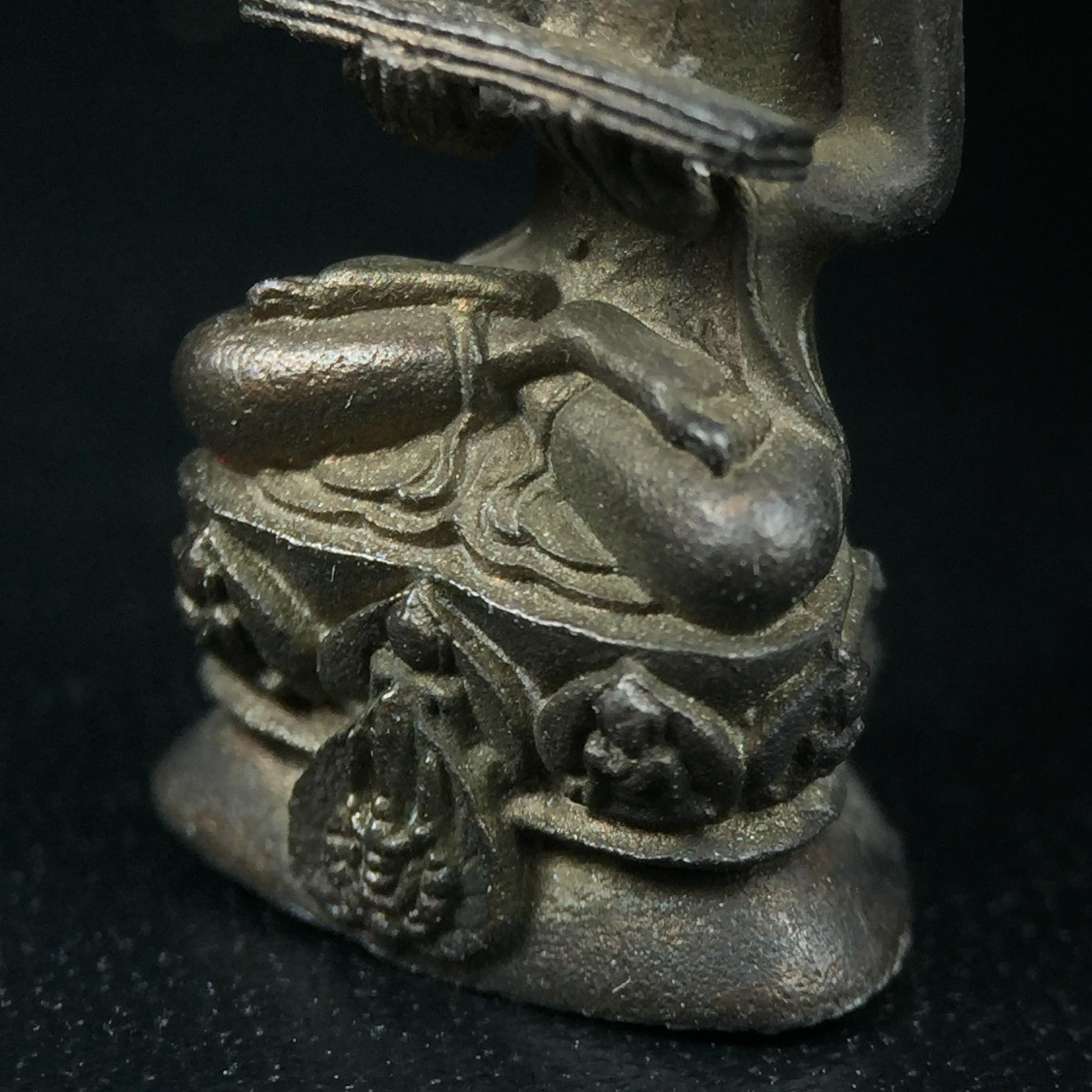 พระกริ่งปรมานุชิตชิโนรส วัดพระเชตุพนวิมลมังคลาราม(วัดโพธิ์) ปี2533 เนื้อนวโลหะ ( ในหลวงรัชกาลที่9เสด็จเททอง)พิธีใหญ่ งดงามด้วยพุทธศิลป์เปี่ยมด้วยพุทธคุณ อีกหนึ่งรุ่นที่แนะนำสะสมบูชา