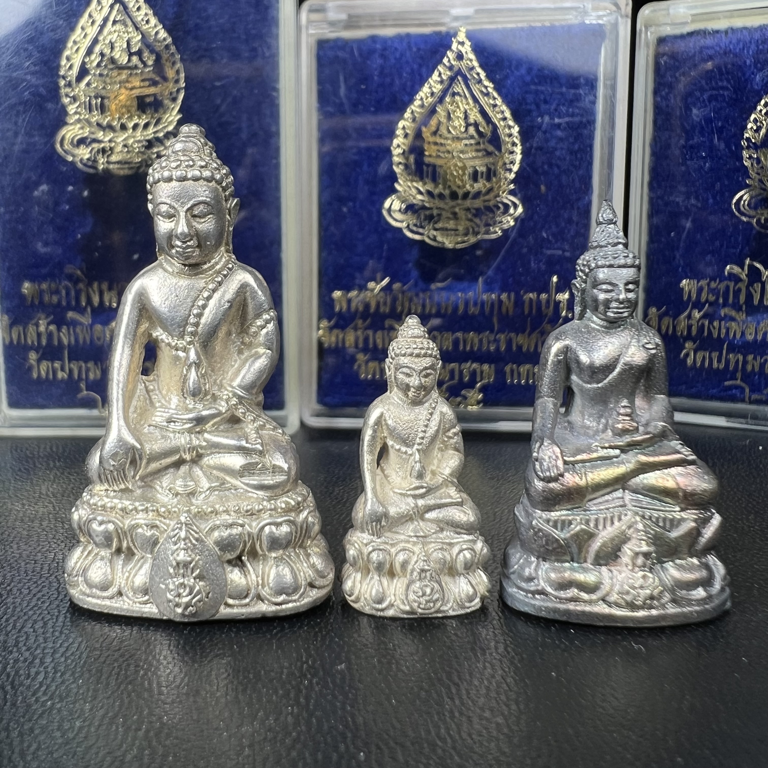 พระกริ่งนวปทุม ภปร.-พระชัยวัฒน์นวปทุม ภปร.-พระกริ่งไพรีพินาศ ภปร. รุ่นแรก วัดปทุมวนาราม ครบชุดเนื้อเงิน ปี2535(ในหลวงรัชกาลที่9เสด็จเททอง)(1ใน3000องค์)หายาก***เก็บทีเดียวครบชุดไปเลยรุ่นนี้ แนะนำ....ตอนนี้หายากแล้ว***