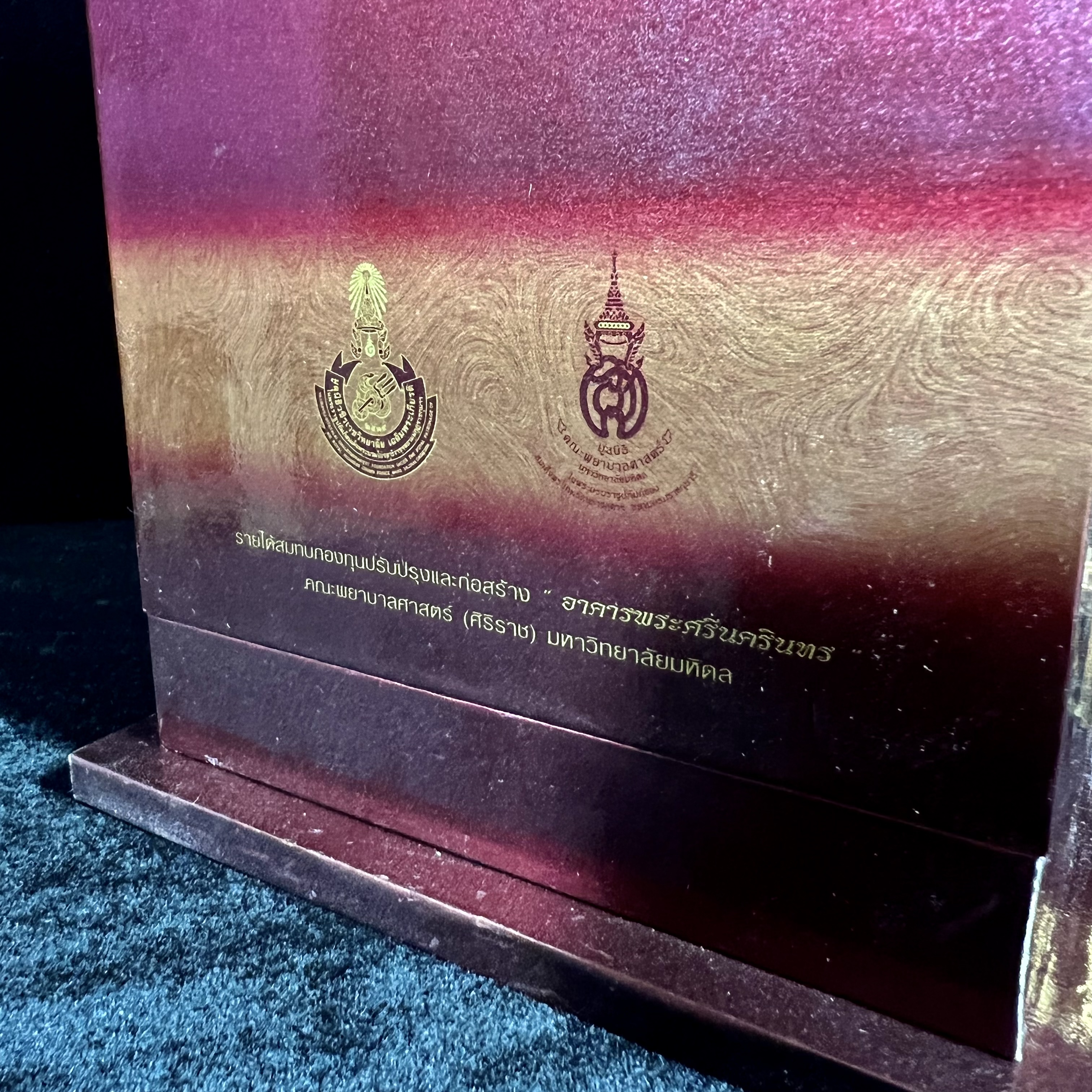 พระแก้วมรกต ภปร.(รุ่นแรก) ปี2545 รุ่นฉลองกรุงรัตนโกสินทร์ครบ 220 ปี หล่อลอยองค์ เนื้อทองคำบริสุทธิ์99.99% ขนาดบูชา 50*90 มม. พร้อมฐานวางครอบแก้วเดิมกล่องบรรจุเดิมครบสมบูรณ์(สวยงามและหายากมาก)(1ใน1000องค์)