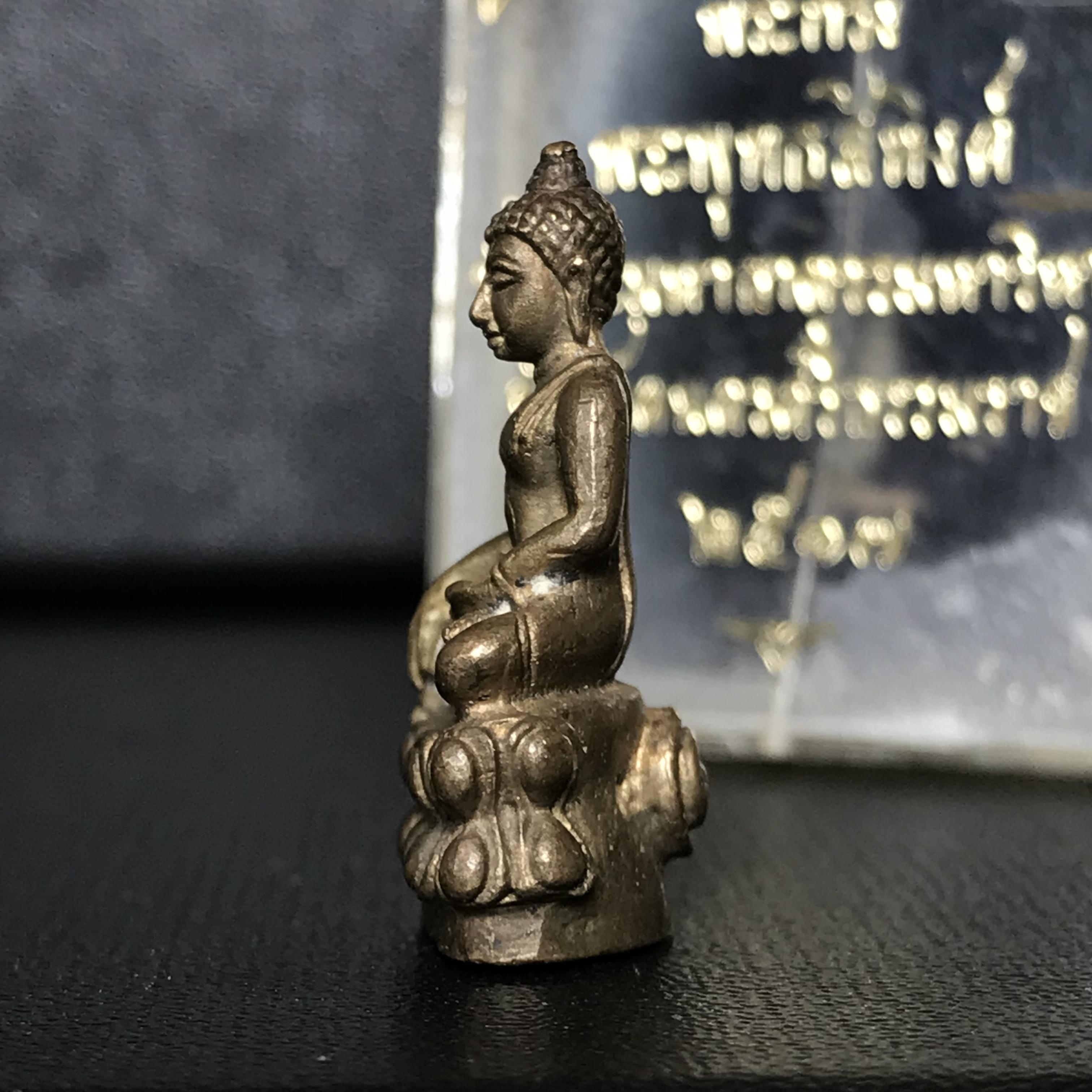 พระกริ่งพระพุทธสิหิงค์ วัดพระมหาธาตุวรมหาวิหาร จ.นครศรีธรรมราช ปี 2517 เนื้อนวโลหะ(ในหลวง ร.9 เสด็จเททอง)