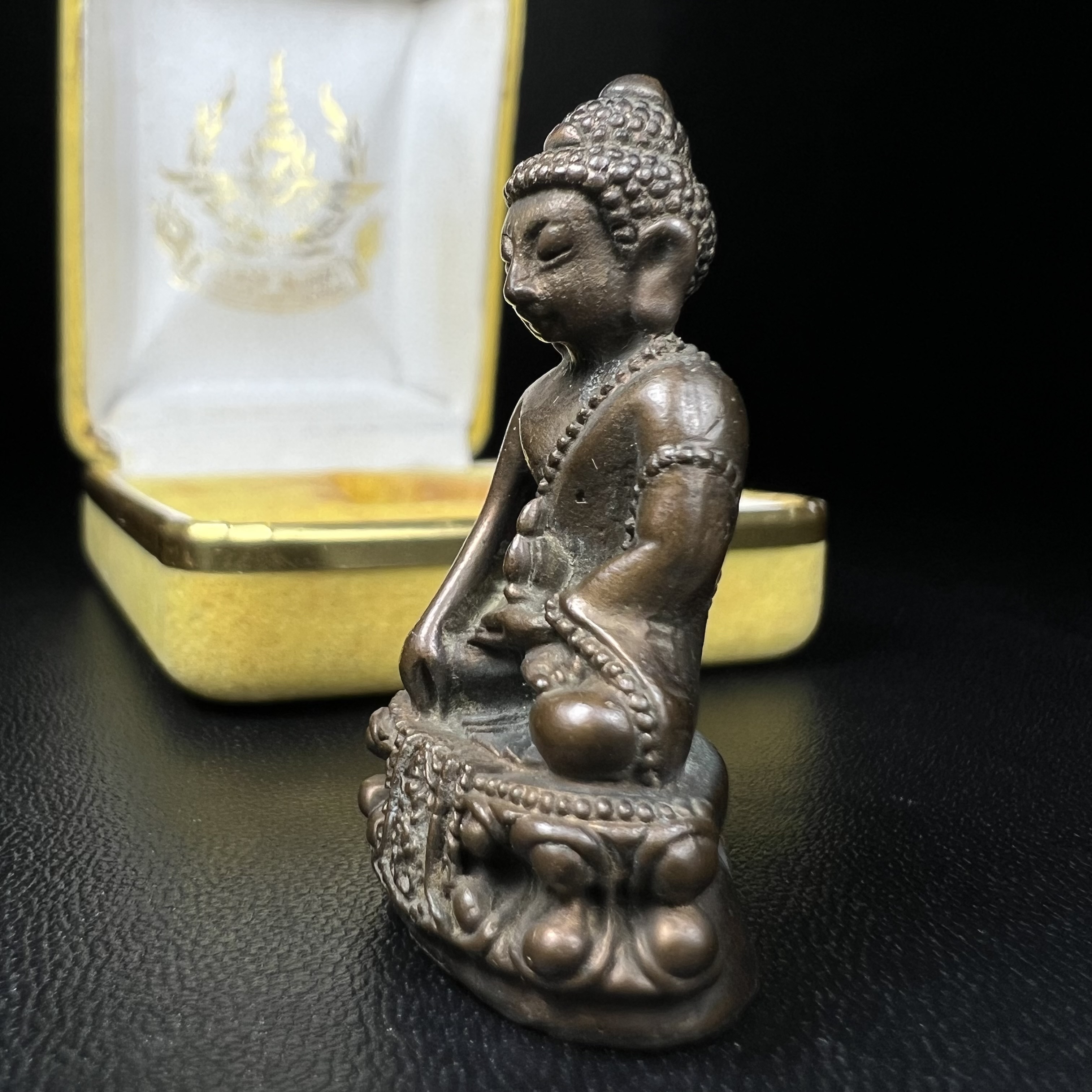 วัตถุมงคลคุ้มเกล้าฯ มหามงคลเฉลิมพระชนมพรรษา 6 รอบ รัชกาลที่ 9 ชุดพิเศษกรรมการ(หายาก) (ในหลวงรัชกาลที่9 ทรงจุดไฟพระฤกษ์และเททอง พิธีใหญ่)ยอดนิยมหายาก