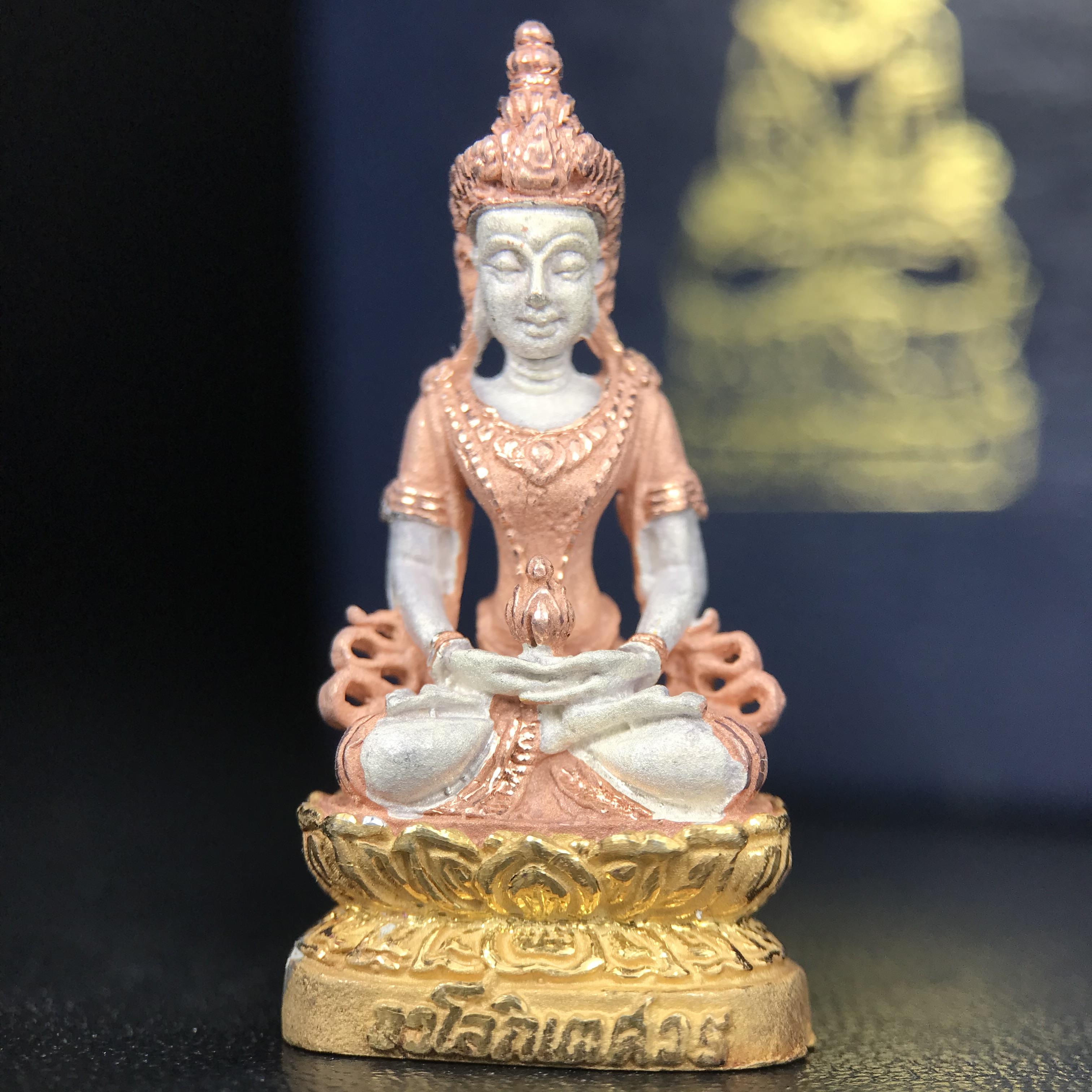 พระอวโลกิเตศวร เมตตา มหาบารมี พิธีพุทธาภิเษก ณ อุโบสถ วัดบวรนิเวศวิหาร 3 พฤษภาคม 2540 เนื้อเงินสามกษัตริย์ ขนาด 3.2 x 2.7 ซม. ตอกโค๊ตใต้ฐานพร้อมกล่องบรรจุเดิม สวย ครบ สมบูรณ์(รุ่นนี้หายาก พบเจอน้อยมาก)