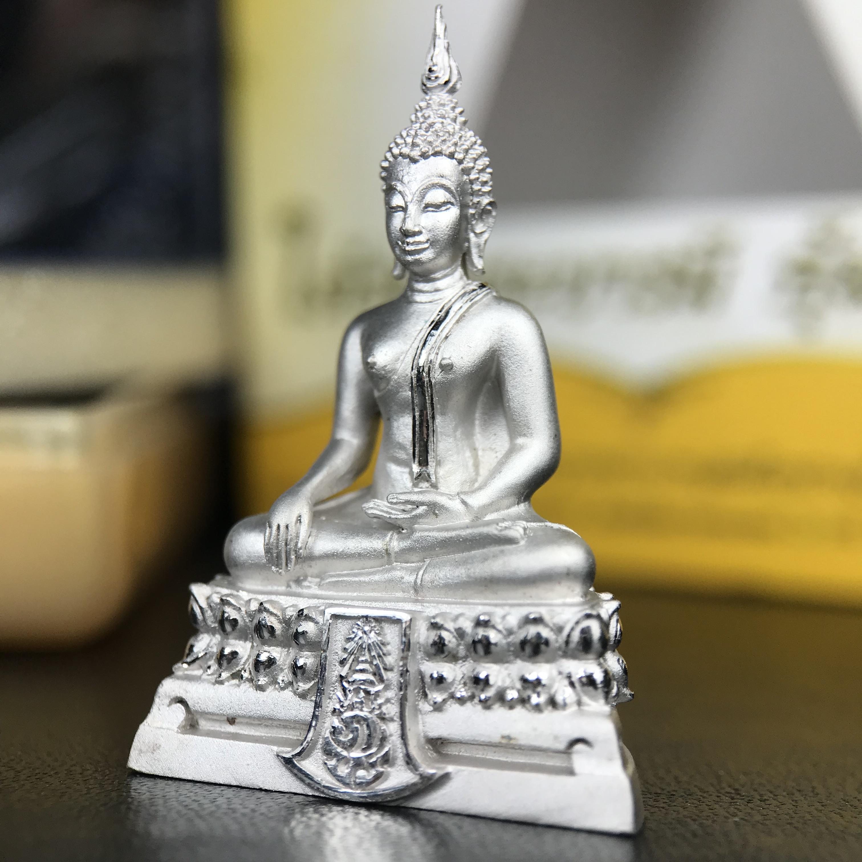 พระพุทธรูปคุ้มเกล้า ภปร.(ใต้ร่มพระบารมี คุ้มเกล้า) 60ปี โรงพยาบาลภูมิพลฯ พ.ศ.2552 เนื้อเงิน ชุบทองคำขาว(พิมพ์ใหญ่ขนาด 35.5*24 มม.)สภาพสวยเดิมพร้อมกล่องบรรจุเดิม ตอกโค๊ดหมายเลข ๘๒๒ หายาก(1ใน5000 องค์)