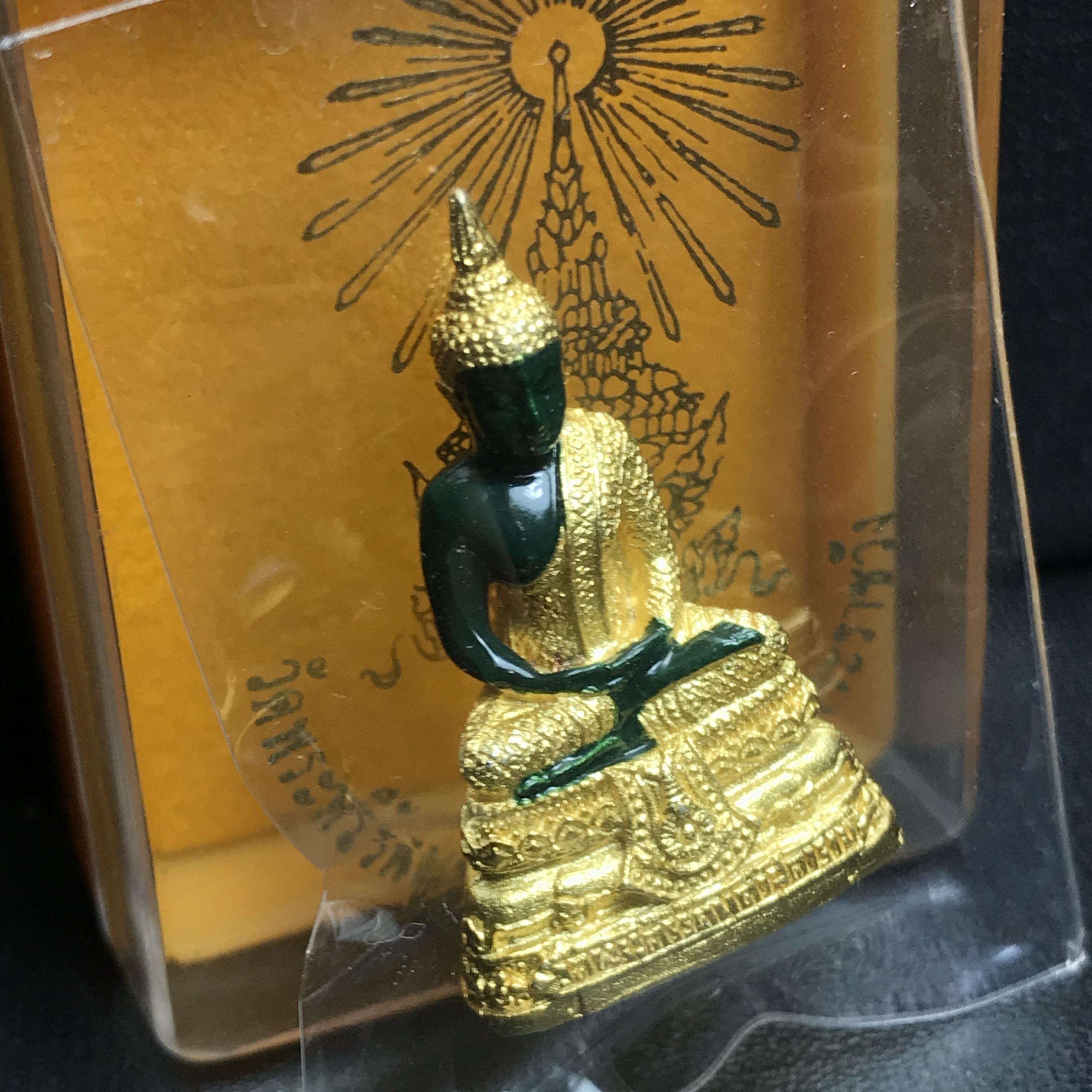 พระพุทธมหามณีรัตนปฏิมากร(พระแก้วมรกต) วัดพระศรีรัตนศาสดาราม สำนักพระราชวัง จัดสร้าง ฤดูฝน(บรรจุมวลสารใต้ฐาน)