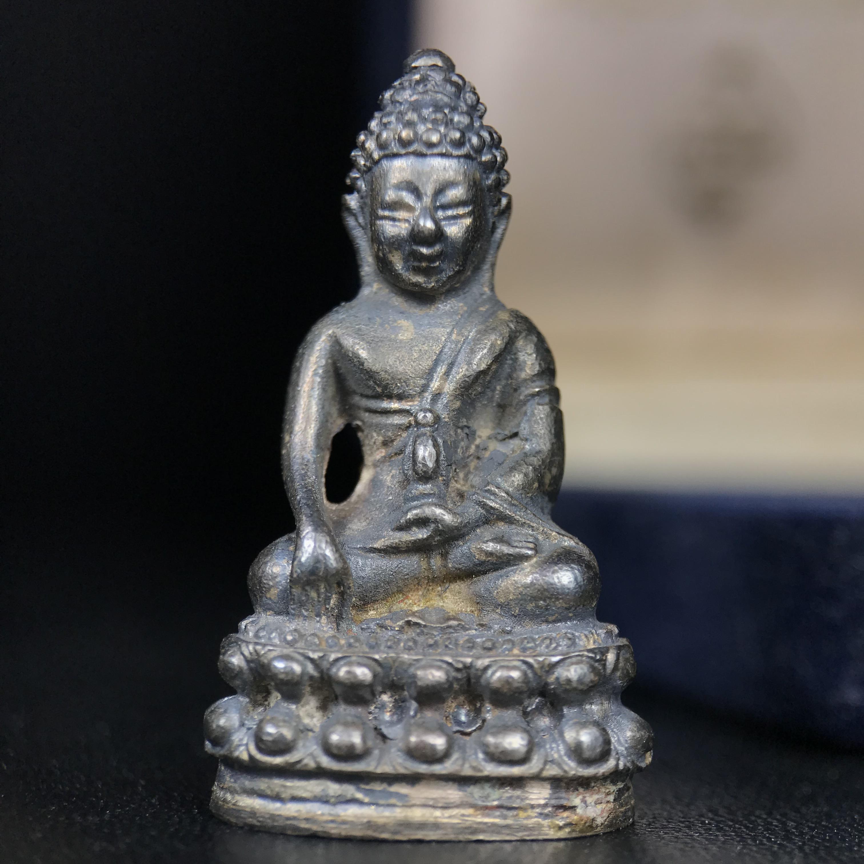 พระกริ่งศาสดา ภปร. วัดบวรนิเวศวิหาร ปี 2532 จัดสร้างในโอกาสสองทศวรรษรามาธิบดี เพื่อศูนย์การแพทย์สิริกิติ์ เนื้อเงิน(ผิวเดิมกลับดำสวยงาม) (พิธีใหญ่ มวลสารมงคล สวยงามเข้มขลัง)สมเด็จพระญาณสังวร สมเด็จพระสังฆราชฯเสด็จเททอง