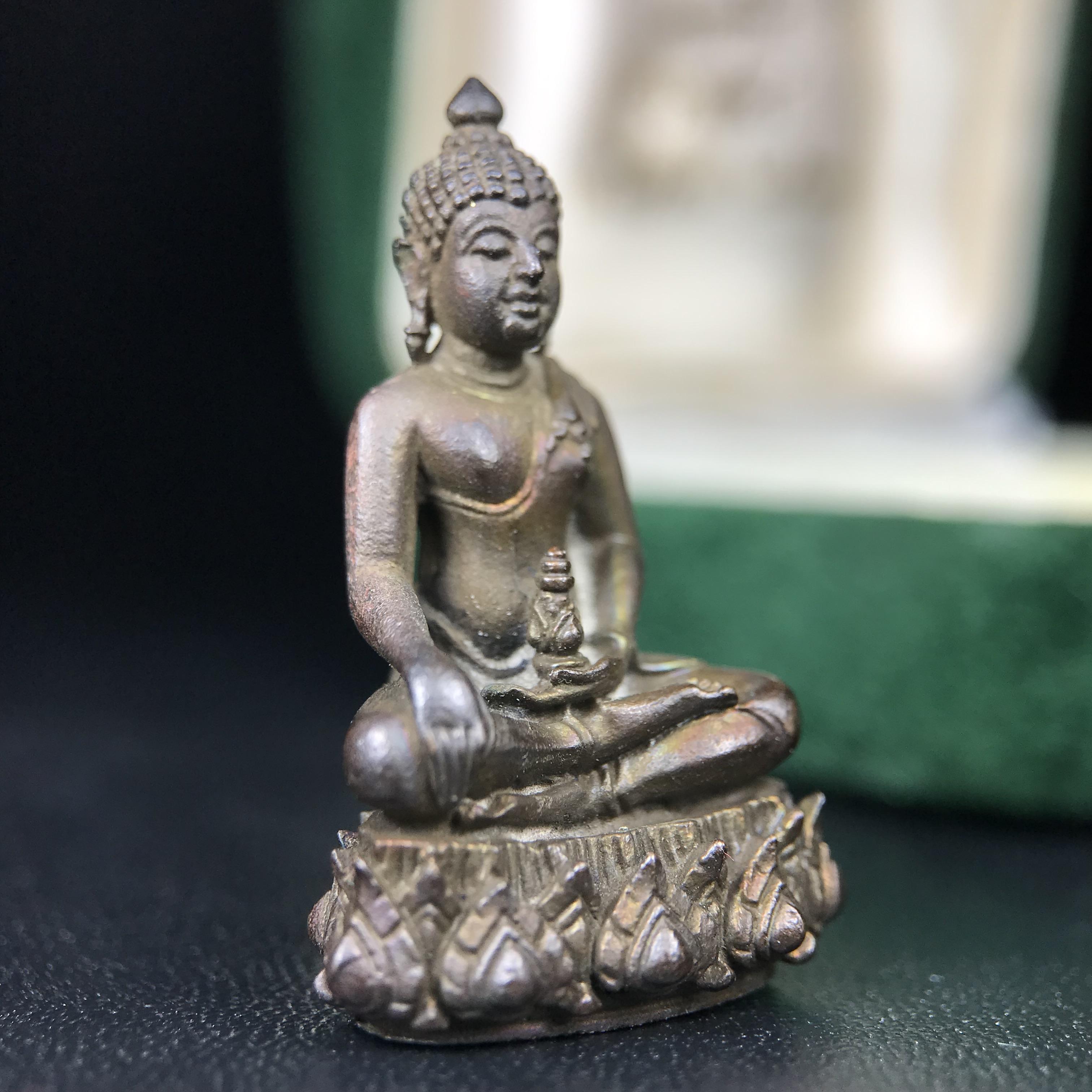 พระกริ่งวาสนา(รุ่นแรก) 80 พรรษา สมเด็จพระสังฆราช (วาสน์) วัดราชบพิธฯ ปี2521 เนื้อนวโลหะ(ตอกโค๊ตพระปิดตา) โดยมีหลวงปู่โต๊ะ วัดประดู่ฉิมพลีร่วมปลุกเสก พร้อมกล่องบรรจุเดิม(รุ่นแรก คอตั้งตรงได้สัดส่วน หายาก)