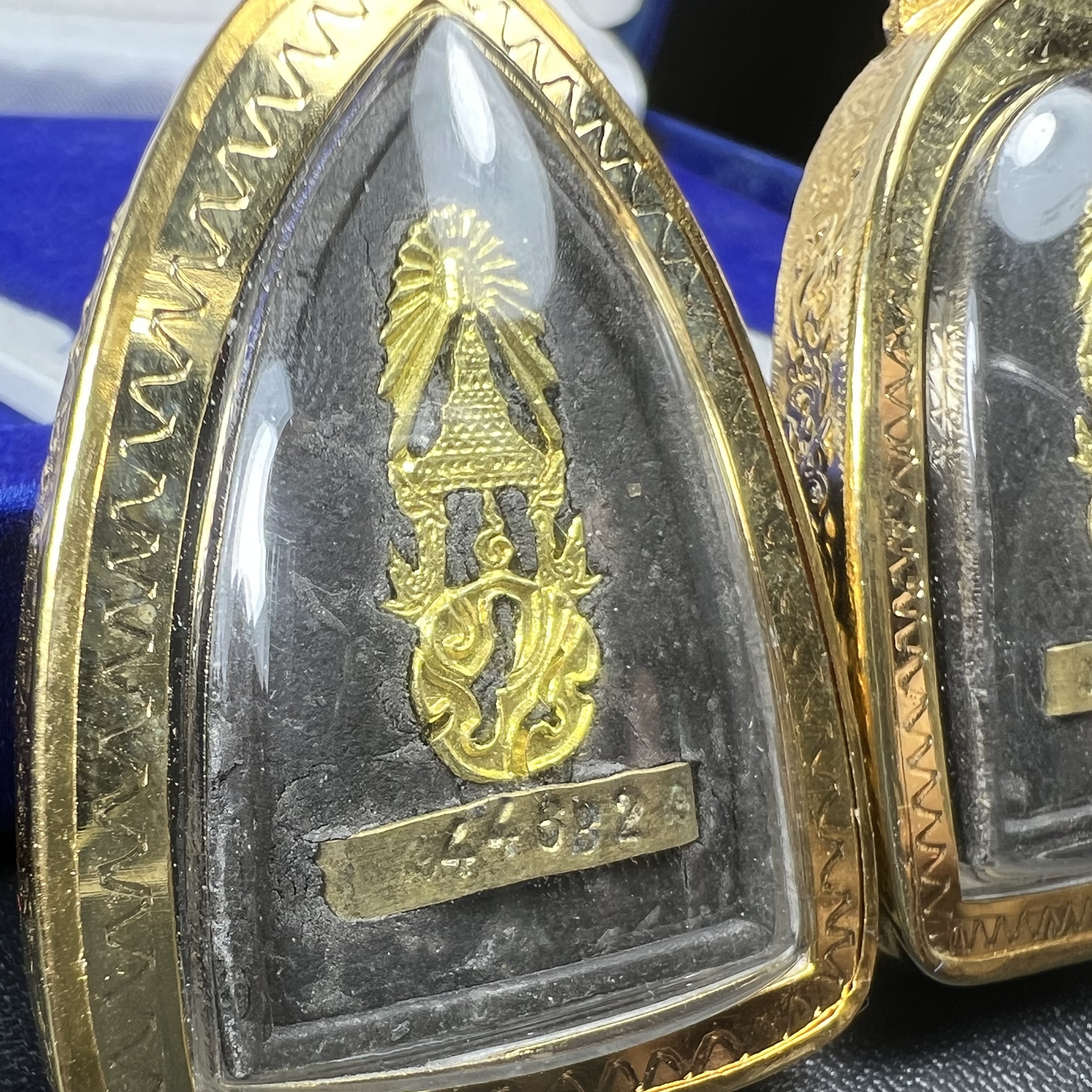 พระคู่ชุดของขวัญ พระหลวงปู่ทวด ภปร.ปี2547 ทรงกลีบบัวและกลีบขนุน(พิมพ์เตารีดและพิมพ์พระรอด)(ชนวนเก่า)เนื้อว่านด้านหลังมี ภปร. เป็นโลหะผสมสูง 3.3ซม.พิธีใหญ่ มวลสารดี ปลุกเสกวัดพระแก้ว(พร้อมกล่องบรรจุเดิม งานเลี่ยมกรอบเดิมจากผู้จัดสร้างห่อหุ้มด้วยทองนพเกล้า)