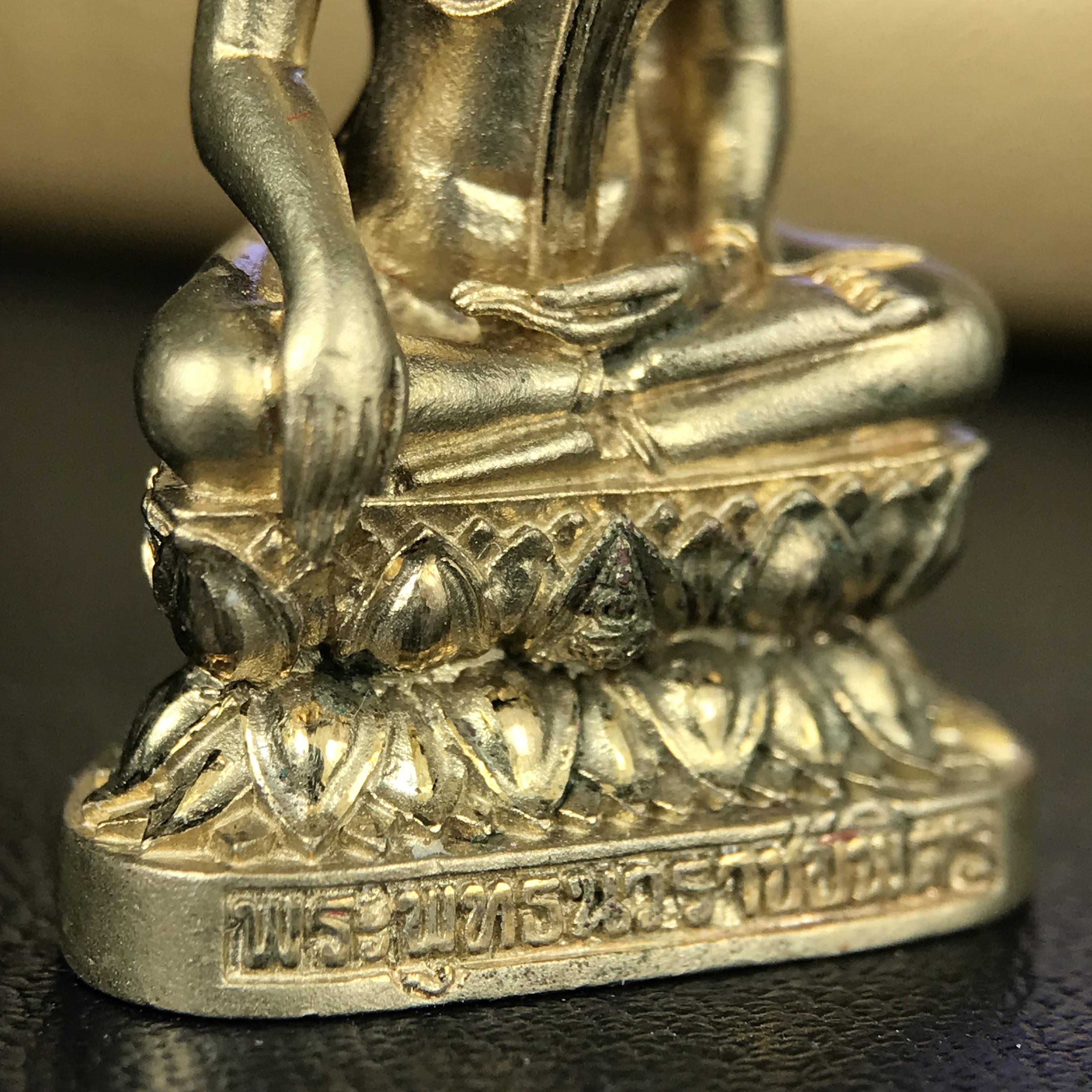 พระกริ่งพระพุทธนวราชบพิตร ตรากาญจนาภิเษกครองสิริราชสมบัติครบ 50 ปี รัชกาลที่ 9 ปี 2540 เนื้อทอง93(หายากพบเจอน้อยมาก) ขนาดสูง 3.2 ซม. พุทธศิลป์สวยงดงามและพิธีใหญ่วัดพระแก้ว(พุทธนวราชบพิตร นิมิตรหมายแห่งความสามัคคี ด้วยไมตรีแห่งองค์พระภูมิพล)