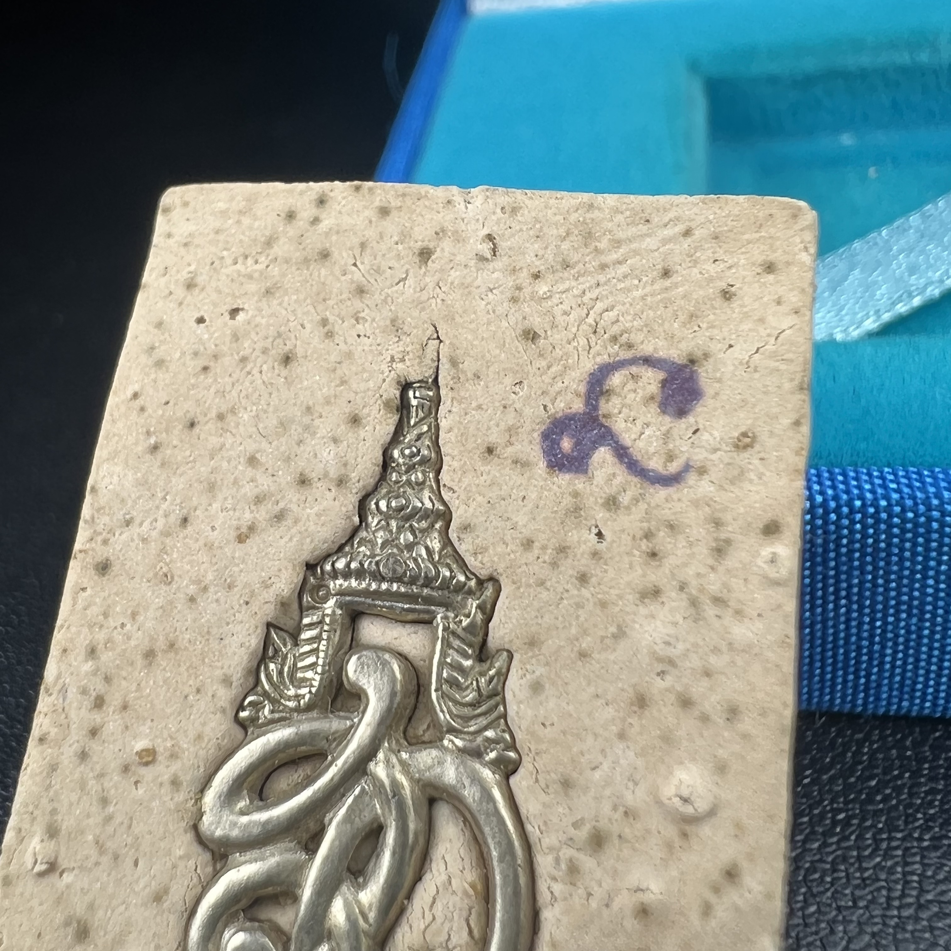 พระหลวงพ่อทวด สก. วัดห้วยมงคล ประเภทเนื้อบางขุนพรมพิเศษ เนื้อสมเด็จบางขุนพรมพิมพ์สี่เหลี่ยมกรรมการใหญ่ หลังพระนามาภิไธย สก. เงิน ปี 2544(รุ่นแรก) กรรมการ นะ ม่วง(มีหมายเลข)(1 ใน 2546 องค์) (คุ้มครองปลอดภัย แคล้วคลาด พิธีใหญ่ มวสสารดี)