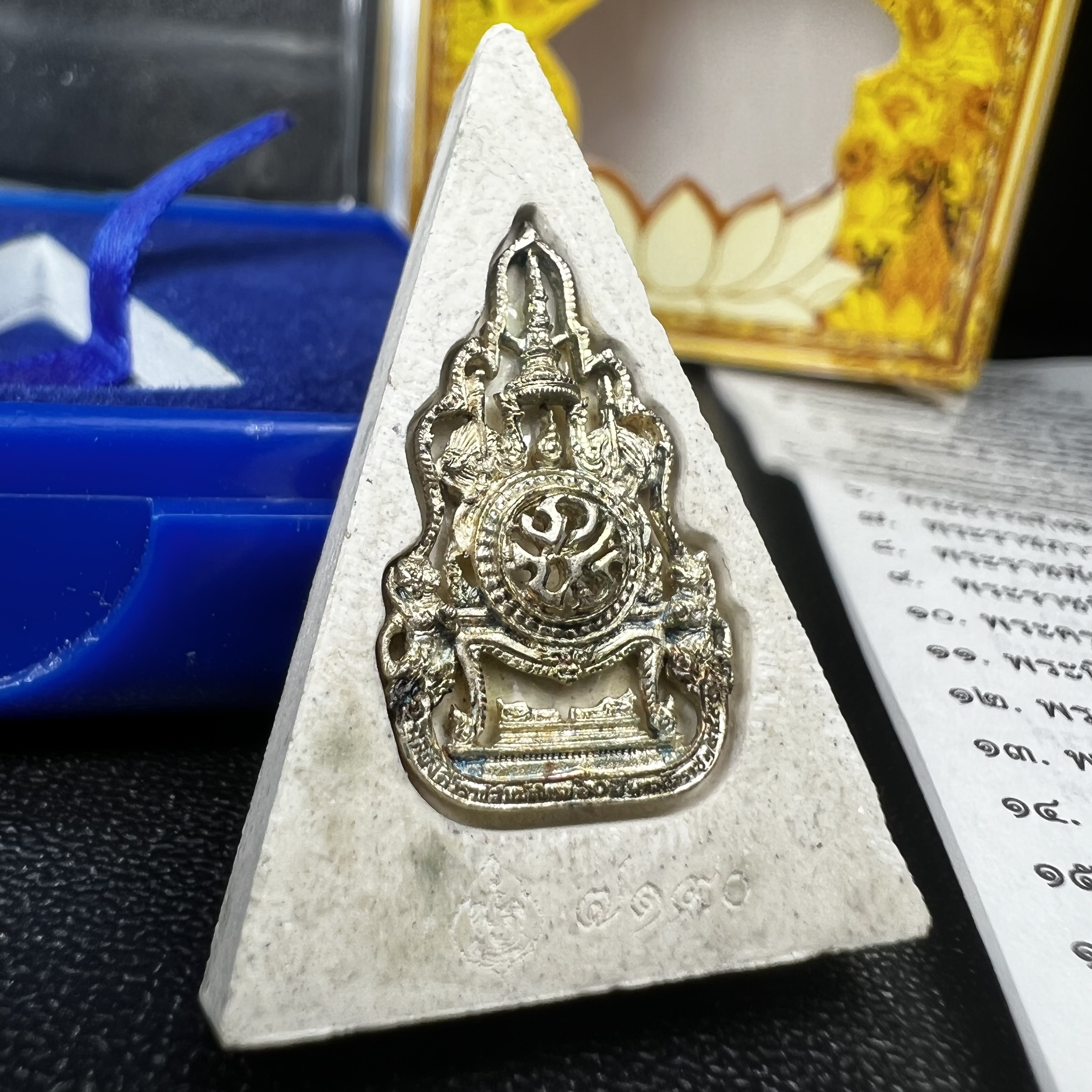 พระแก้วมรกต(จำลอง)ทรงเครื่องฤดูร้อน พระผงบูชา ด้านหน้าปิดทอง ด้านหลังตราสัญลักษณ์ฉลองสิริราชสมบัติครบ 60ปี เนื้อเงิน(รุ่นนี้ได้พระราชทานเส้นพระเจ้า(เส้นผม)รัชกาลที่9ในการจัดสร้าง)