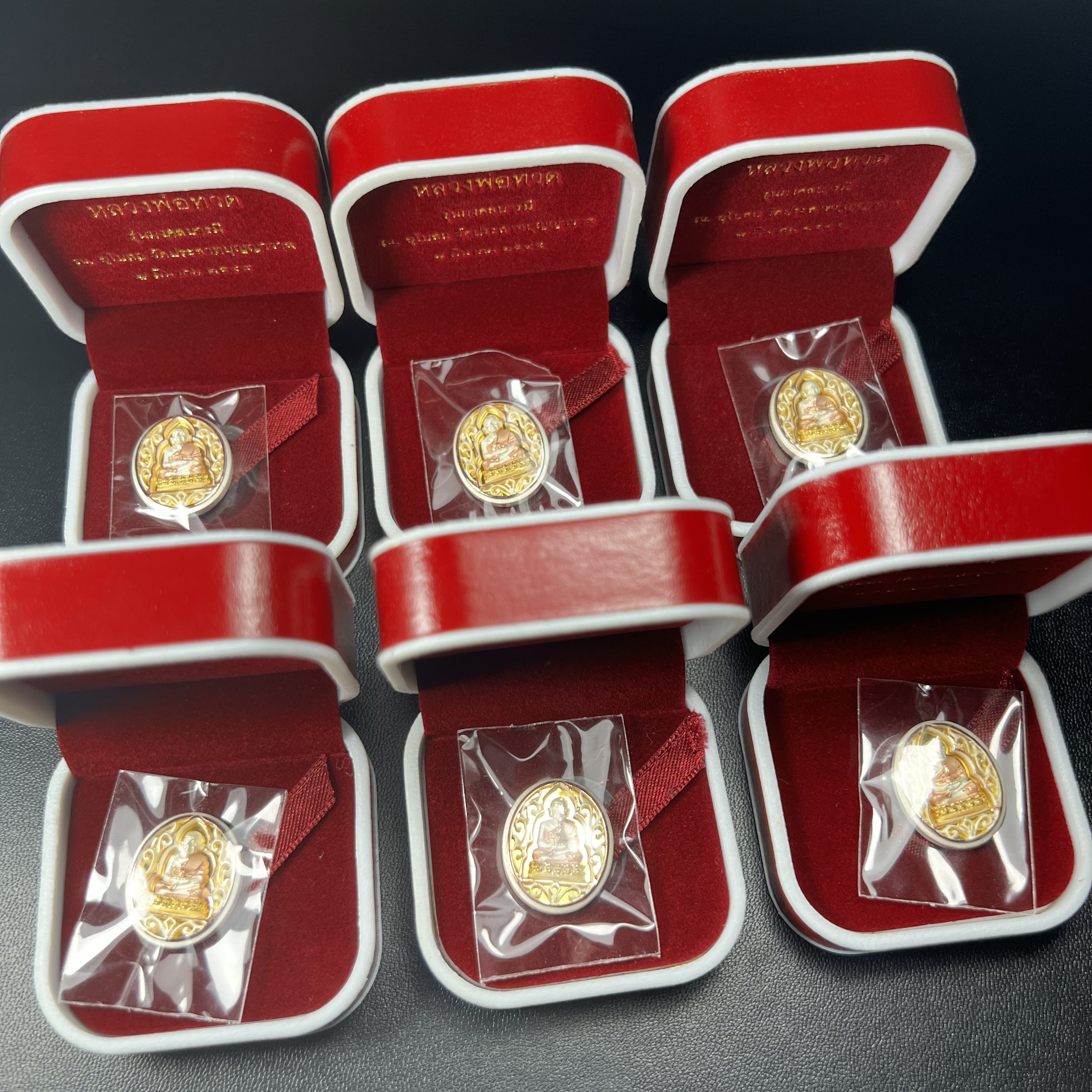 เหรียญหลวงพ่อทวด รุ่นมงคลบารมี วัดประสาทบุญญาวาส ปี 2545 เนื้อเงินสามกษัตริย์ พิมพ์ทรงรูปไข่เล็ก(ขนาด 2.0*1.8 ซม.)ฉลุลายฉากพี้นหลังสีทองสวยงาม ตอกโค๊ตมีหมายเลข พร้อมกล่องบรรจุเดิม