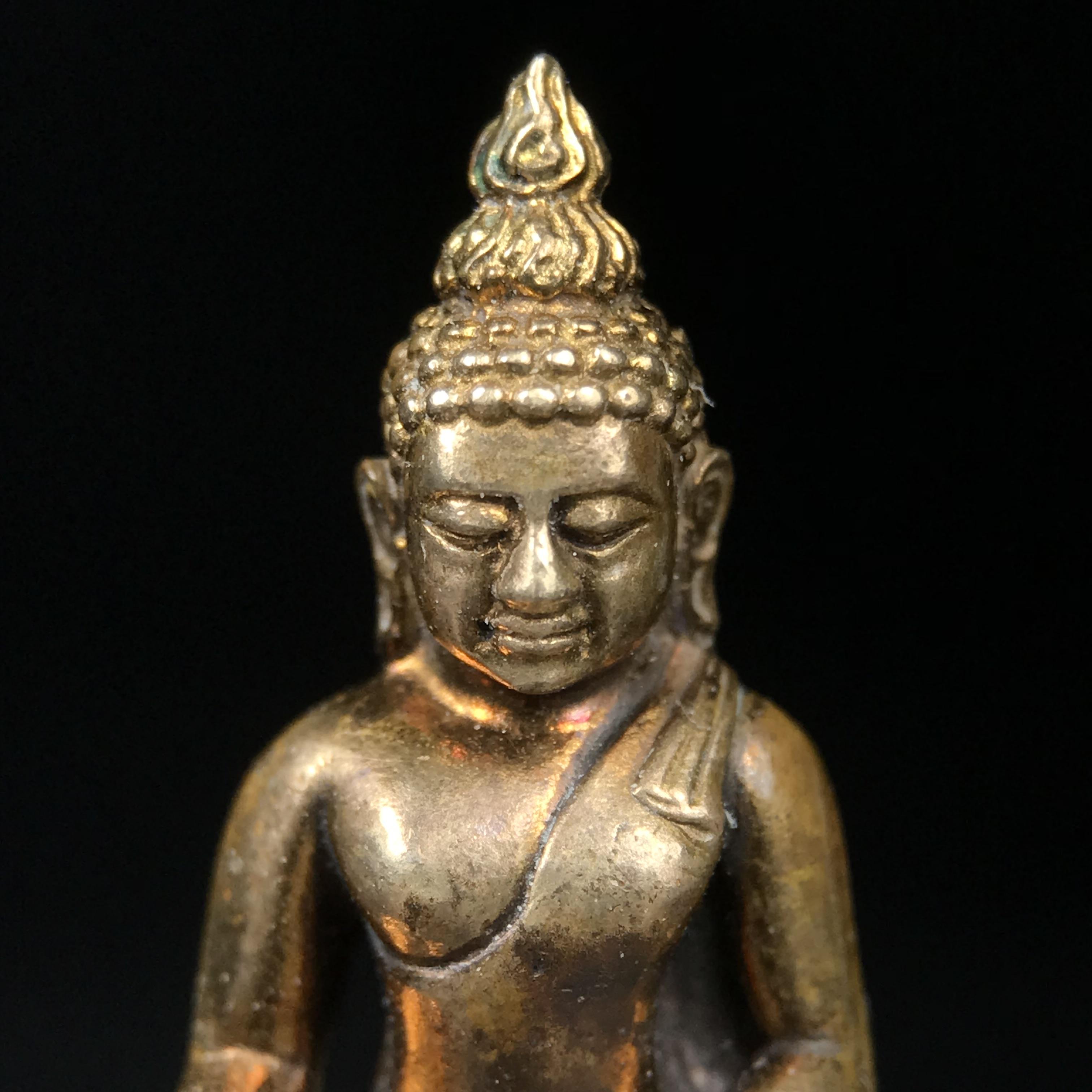 พระกริ่งไพรีพินาศ บรรจุเหล็กไหล ครั้งแรกและครั้งเดียวในประวัติศาสตร์ เฉลิมพระเกียรติ พระบาทสมเด็จพระเจ้าอยู่หัวรัชกาลที่9 พระชนมพรรษา 6 รอบ ปี2542 เนื้อสัมฤทธิ์(บรรจุเหล็กไหล)ดีนอก-ดีใน พิธีใหญ่ มวลสารเด่น(พิเศษกรรมการ ตอก 2 โค๊ต หมายเลข ๒๒๑๘)หายาก