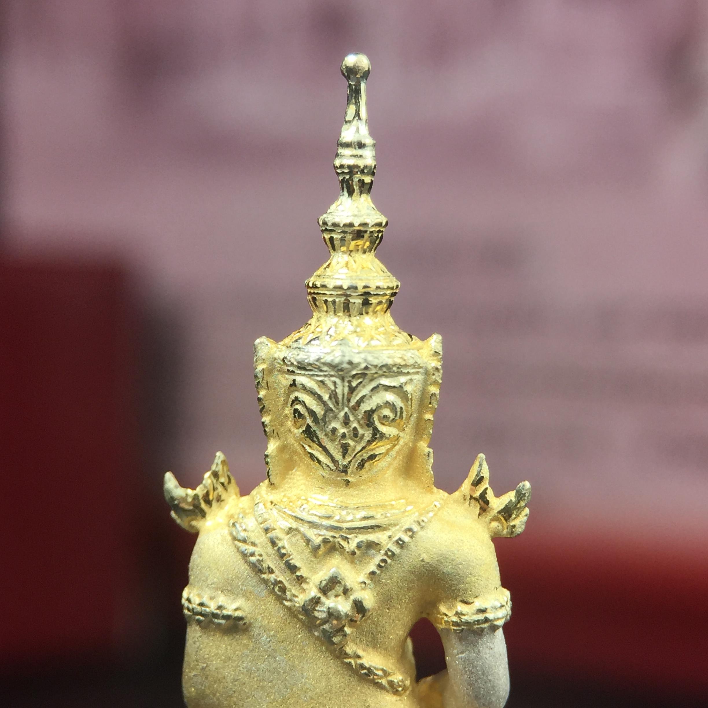 พระแก้วมรกต ภปร.(รุ่นแรก) ปี2545 รุ่นฉลองกรุงรัตนโกสินทร์ครบ 220 ปี พิมพ์ลอยองค์ใหญ่ เนื้อเงินบริสุทธิ์ 92.5% (สามกษัตริย์) ขนาด 19*35 มม. พร้อมกล่องบรรจุเดิม สวยครบสมบูรณ์